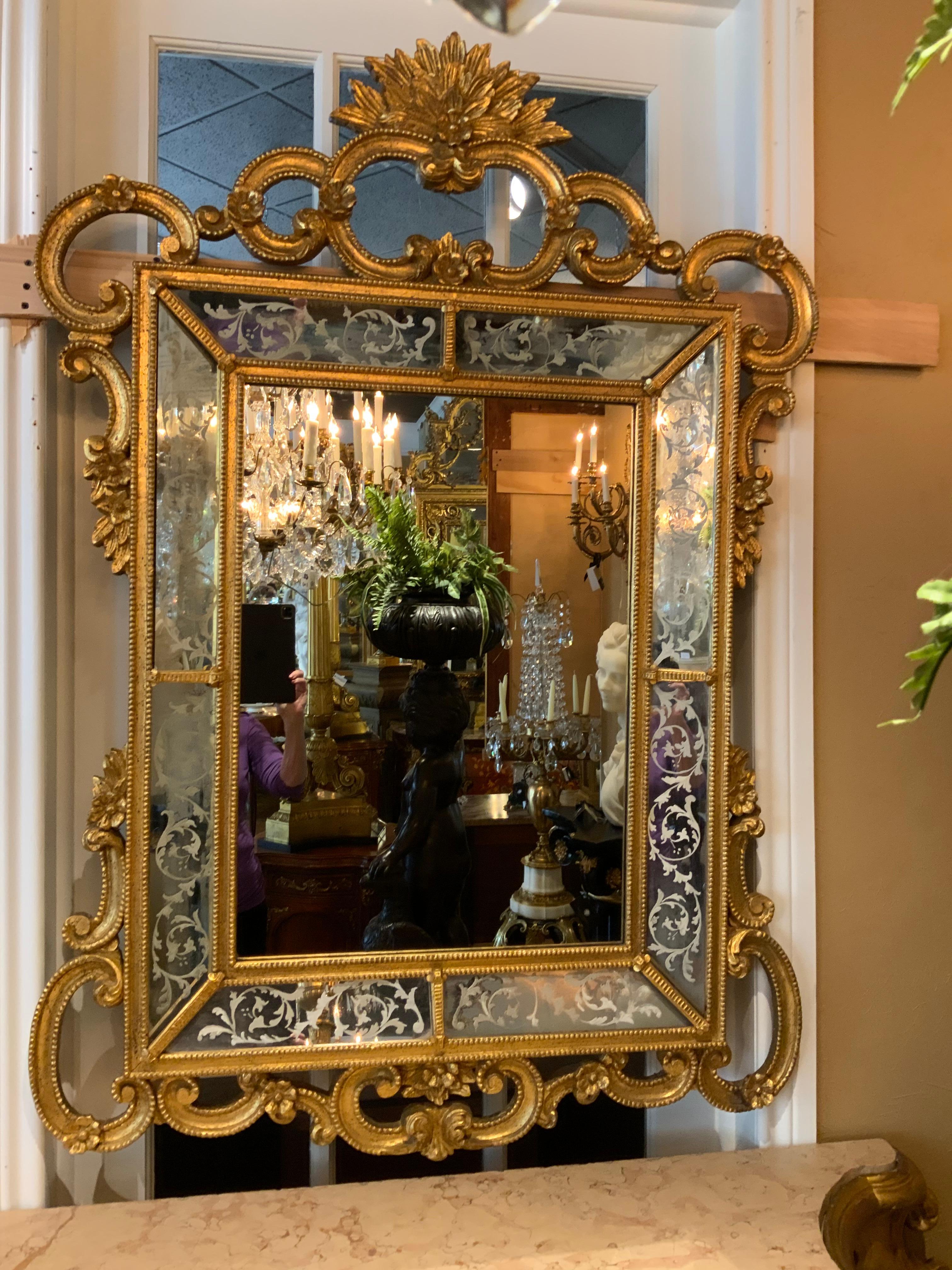 Spiegel aus vergoldetem Holz im venezianischen Rokoko-Stil mit Ätzung im Angebot 1