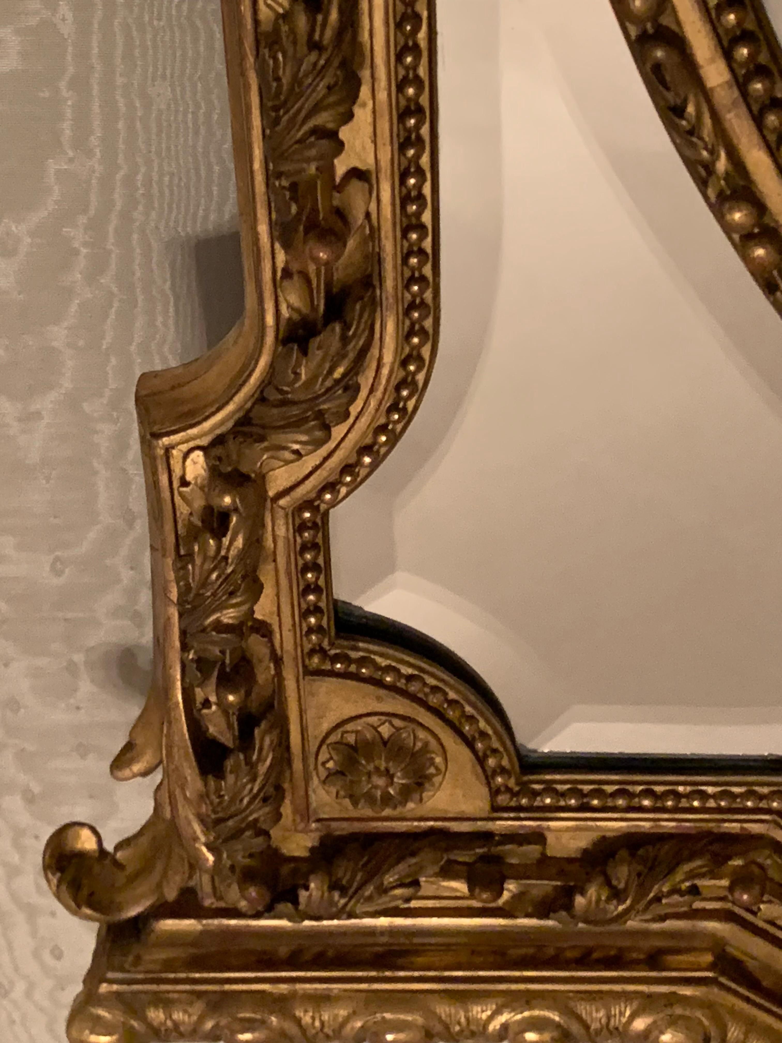 Splendida specchiera in legno dorato e gesso in stile Luigi XVI, con vetro bisellato 
L'esecuzione dei dettagli e delle decorazioni di questo specchio è di altissima qualità e la scultura è notevole. 
