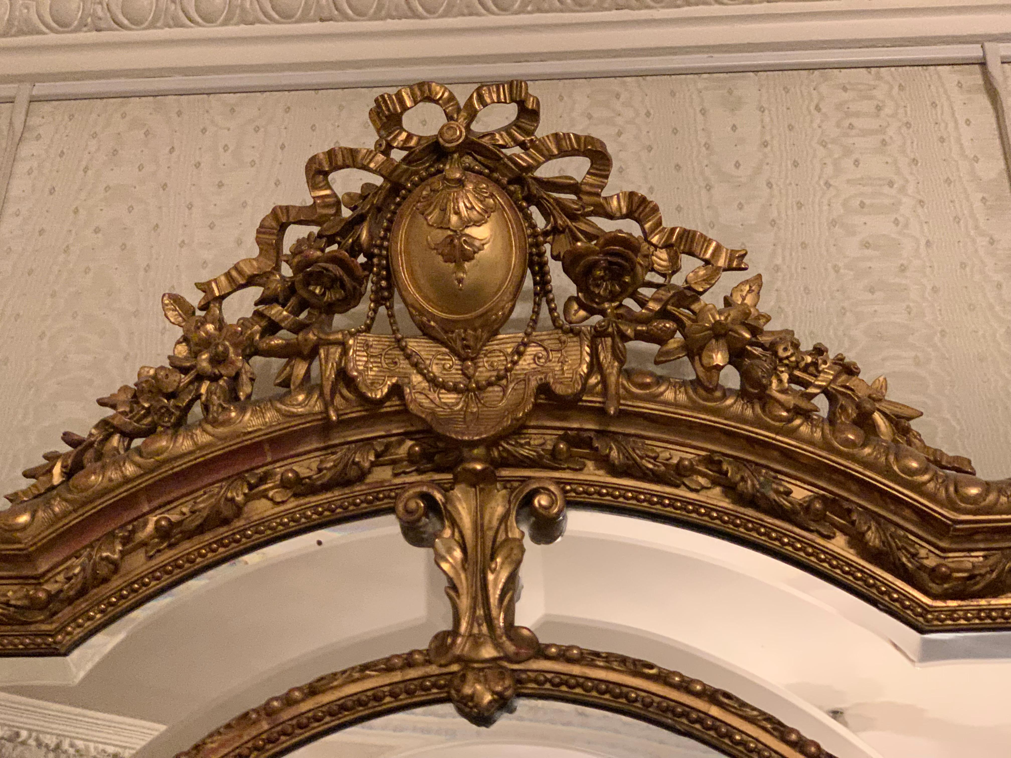 Specchio in legno dorato in stile Luigi XVI In condizioni buone in vendita a Los Angeles, CA