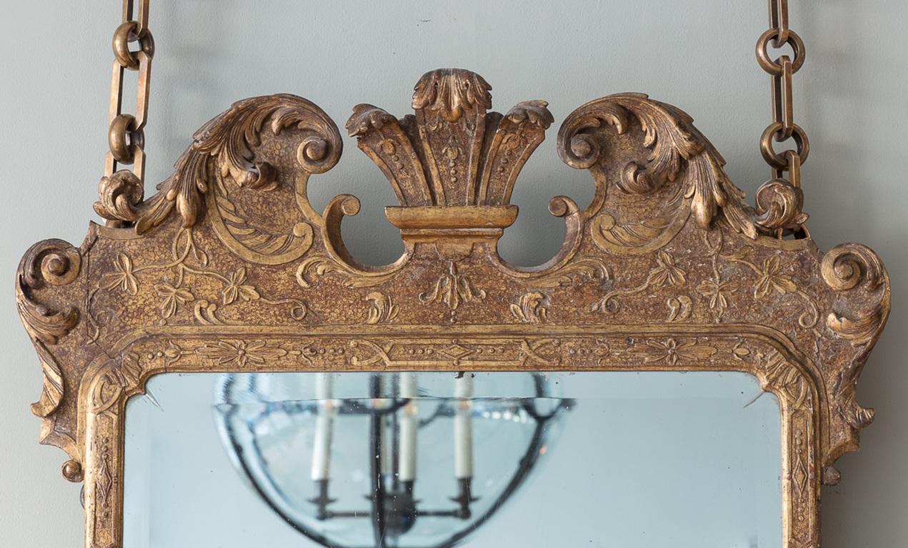 Espejo de madera dorada con candelabros de latón con cuello de cisne, Siglo XVIII Tallado en venta