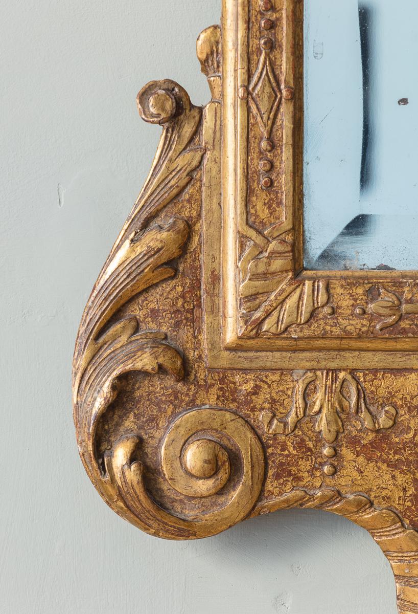 Espejo de madera dorada con candelabros de latón con cuello de cisne, Siglo XVIII en Bueno estado para la venta en London, GB