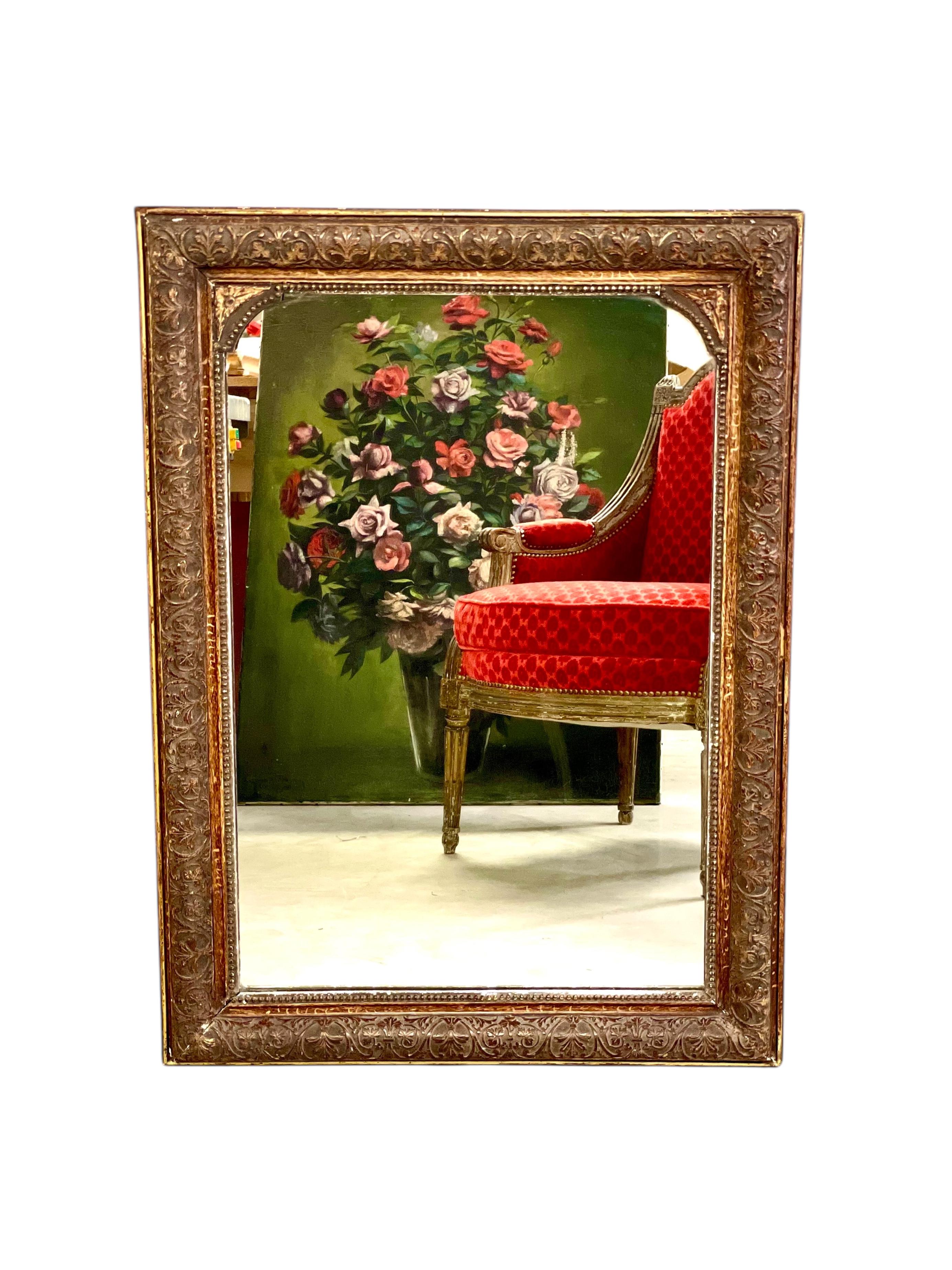 Miroir en bois doré patiné avec cadre sculpté orné, 19e siècle en vente 5