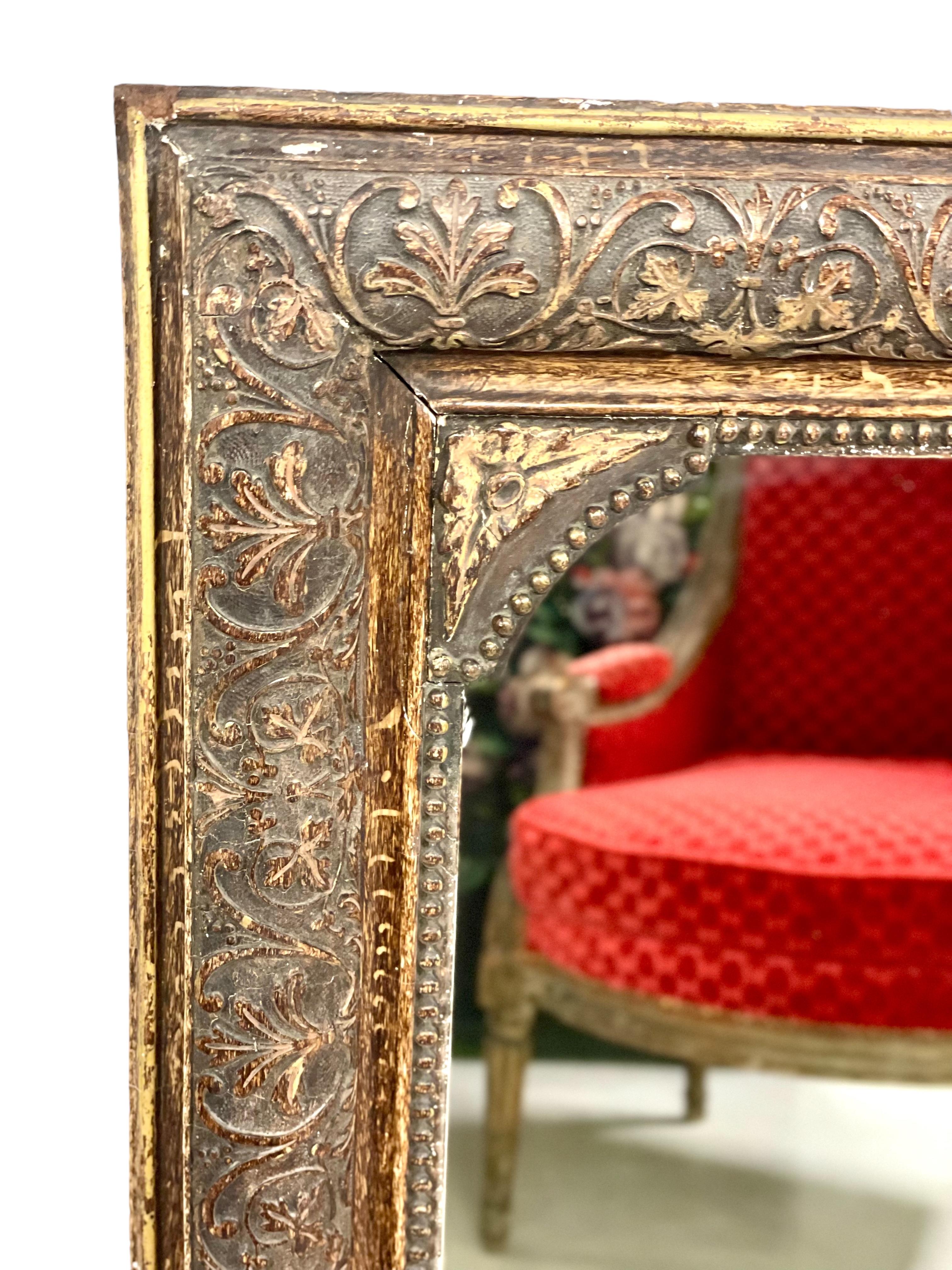 Ajoutez une élégance intemporelle à votre intérieur avec cet exquis miroir français du XIXe siècle. Sculpté à la main dans le bois et fini avec de délicats détails dorés et peints, ce grand miroir rectangulaire est orné d'un motif floral et de