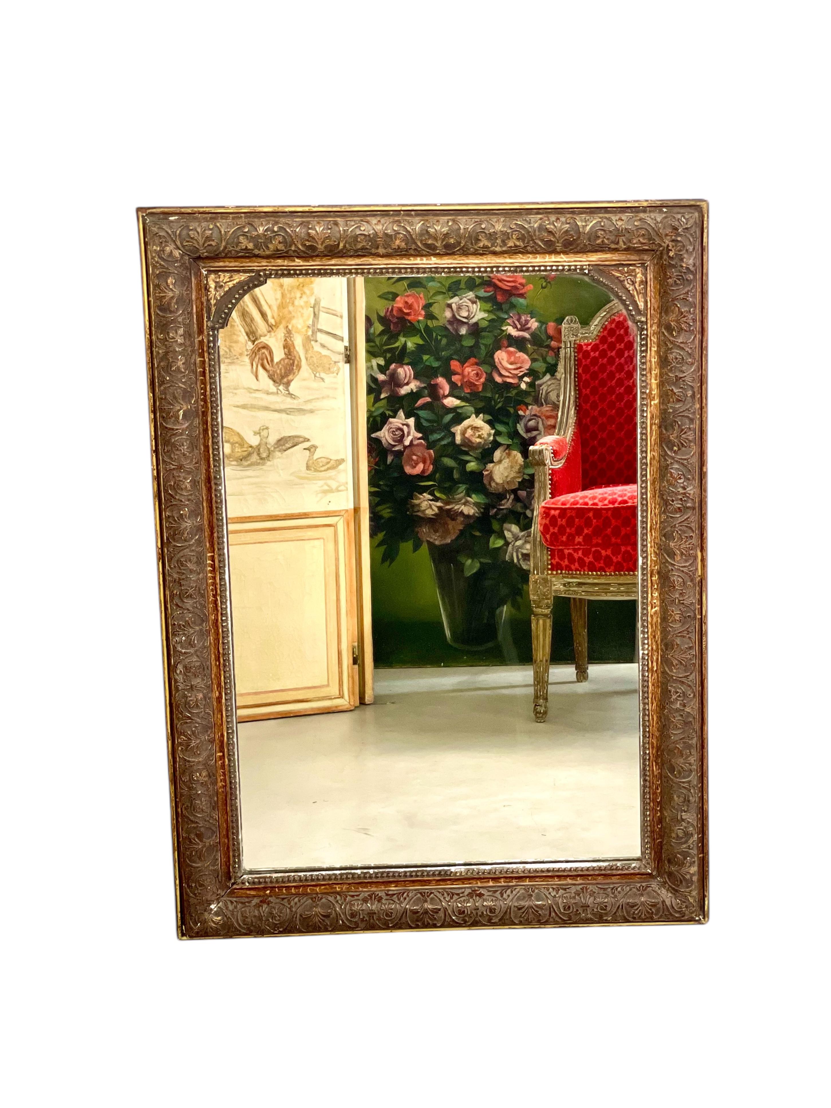 Français Miroir en bois doré patiné avec cadre sculpté orné, 19e siècle en vente