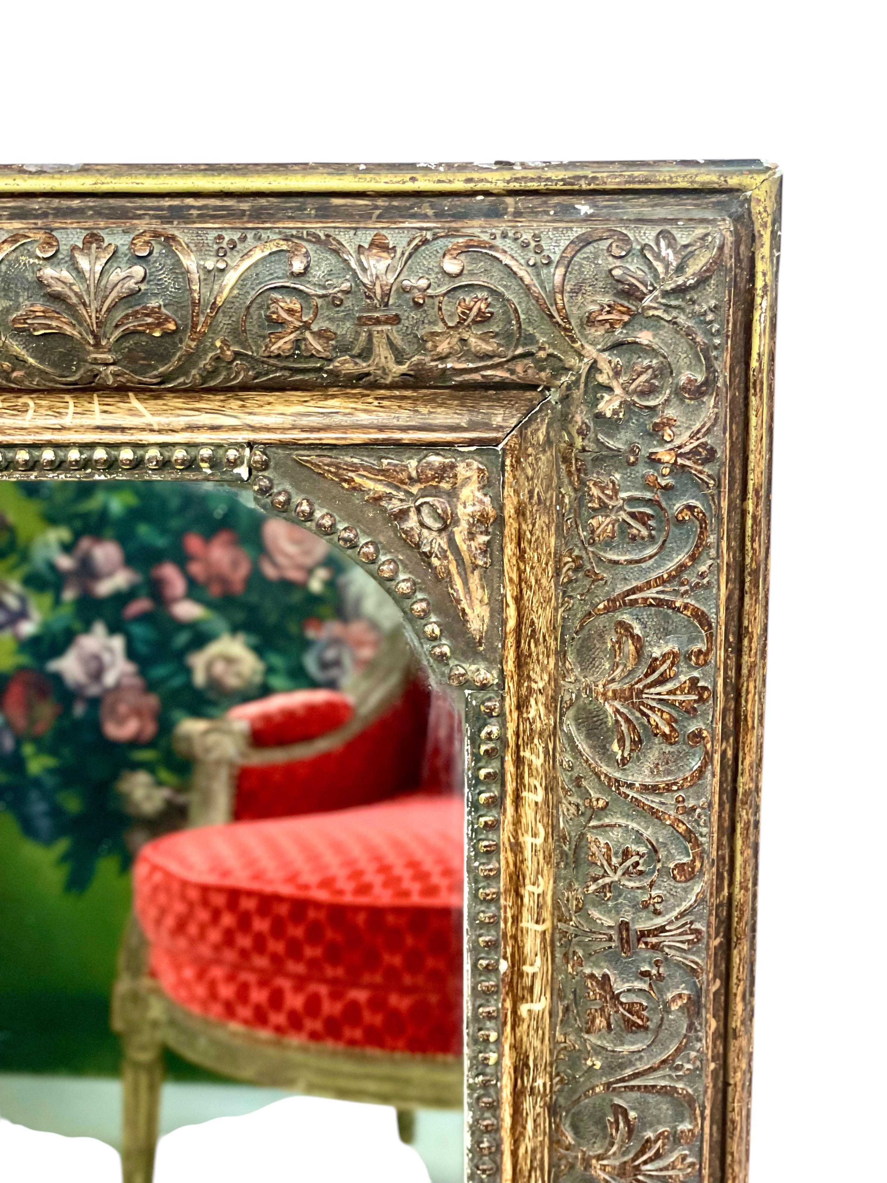 Sculpté à la main Miroir en bois doré patiné avec cadre sculpté orné, 19e siècle en vente