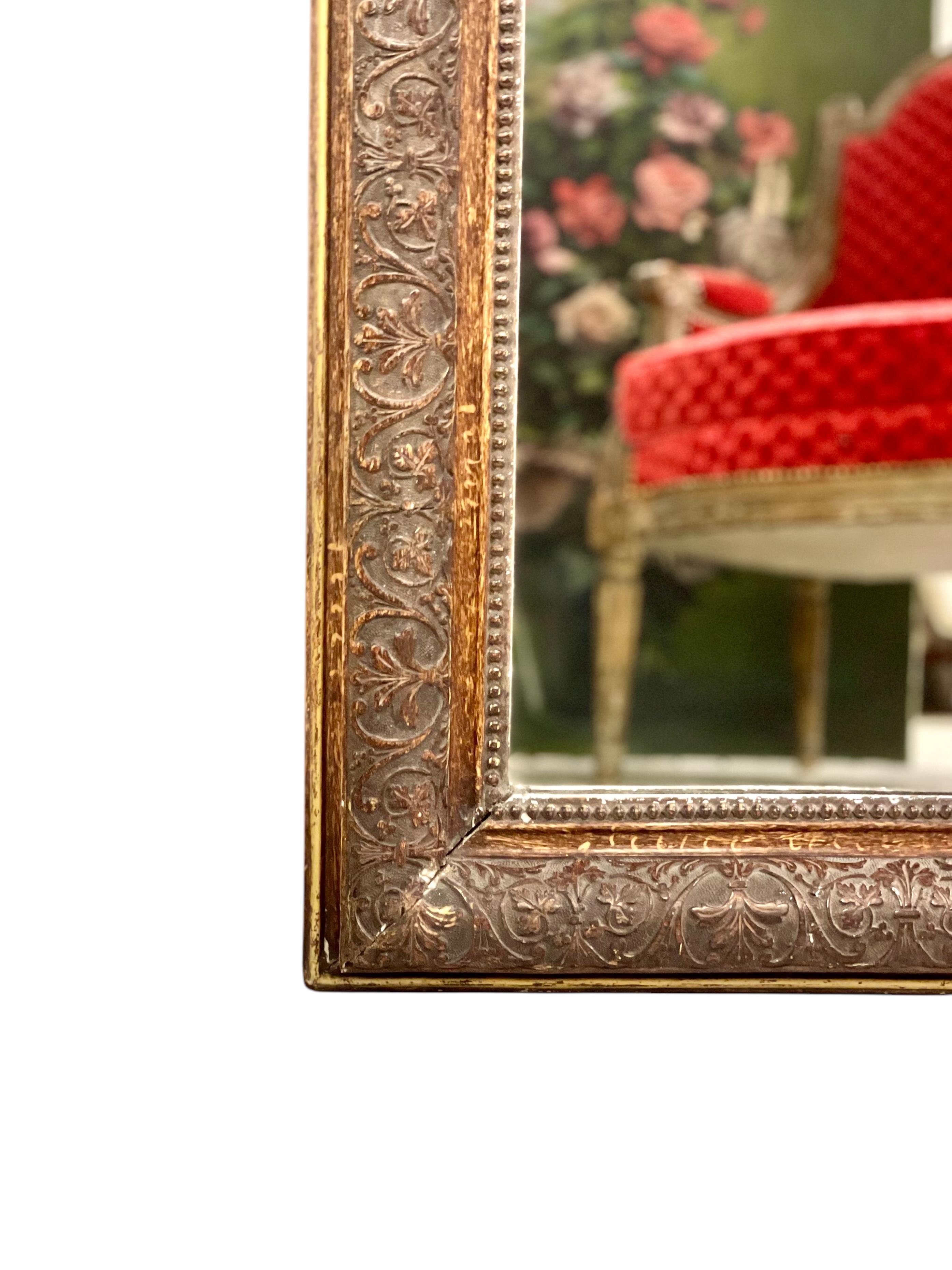 Miroir en bois doré patiné avec cadre sculpté orné, 19e siècle Bon état - En vente à LA CIOTAT, FR