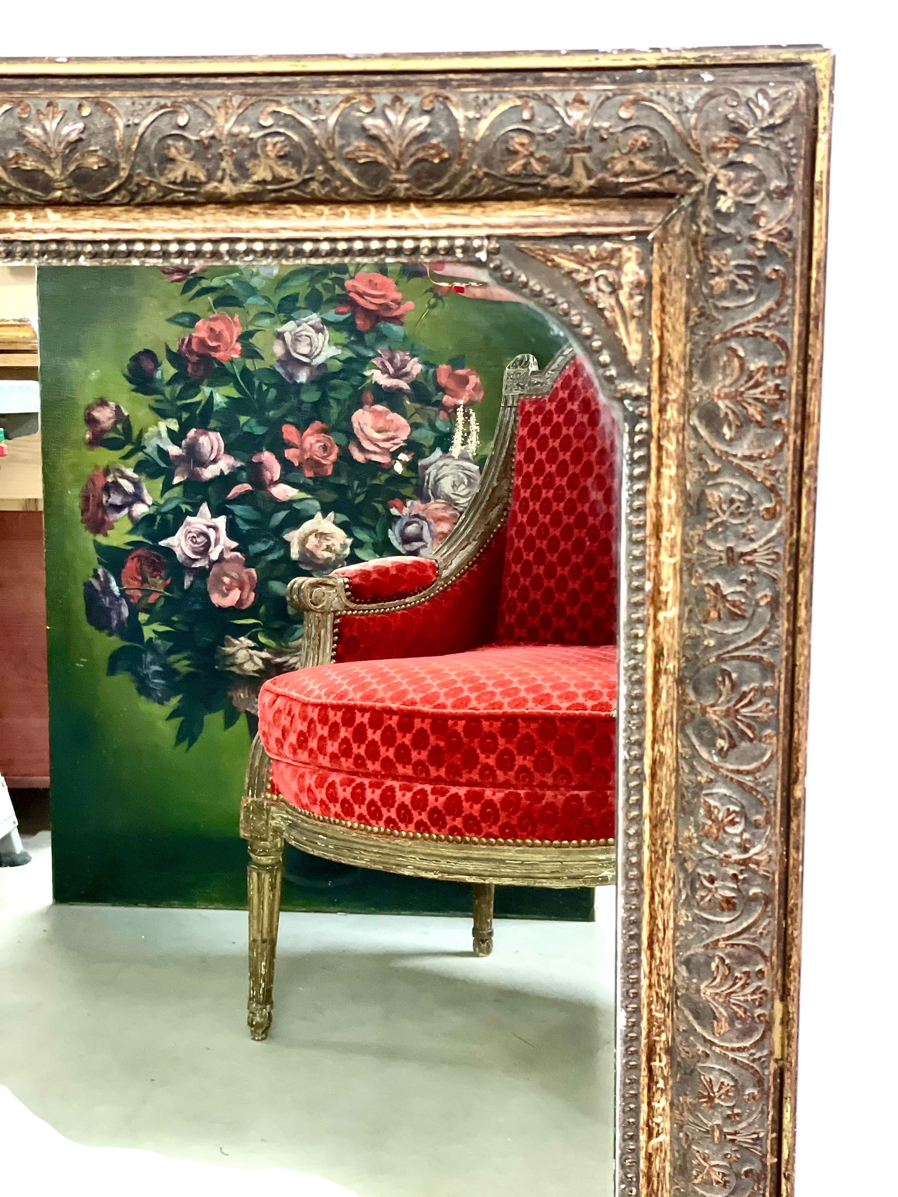 XIXe siècle Miroir en bois doré patiné avec cadre sculpté orné, 19e siècle en vente