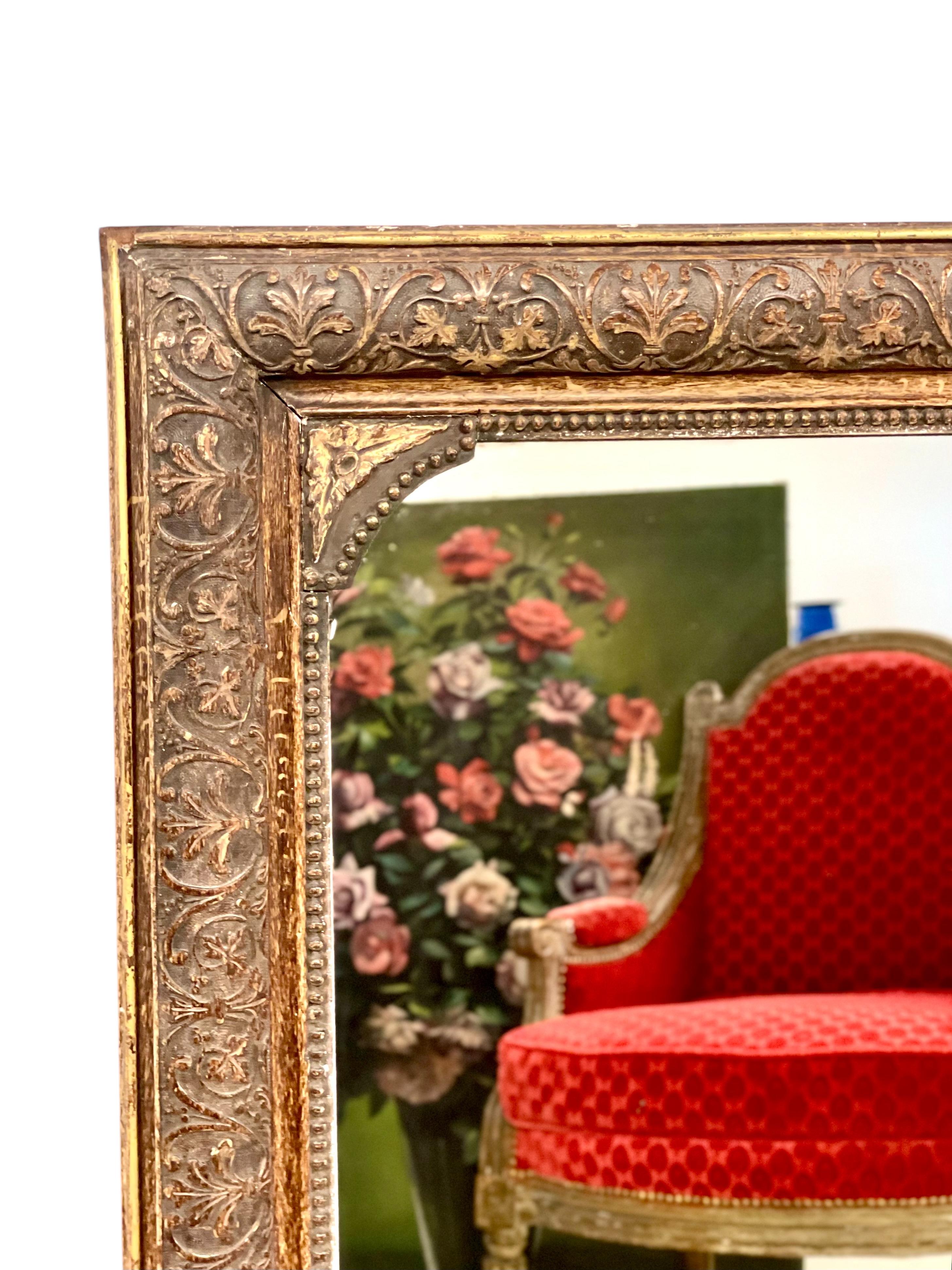 Miroir en bois doré patiné avec cadre sculpté orné, 19e siècle en vente 1