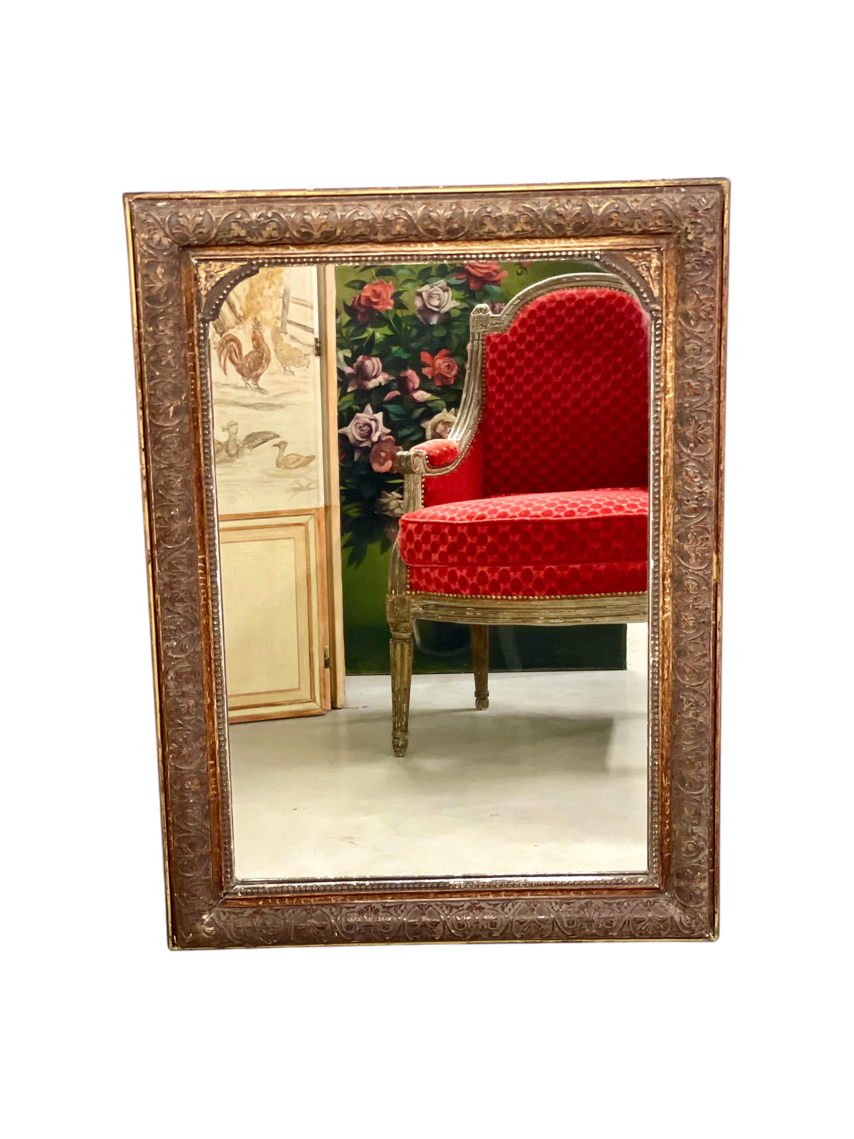 Miroir en bois doré patiné avec cadre sculpté orné, 19e siècle en vente 2