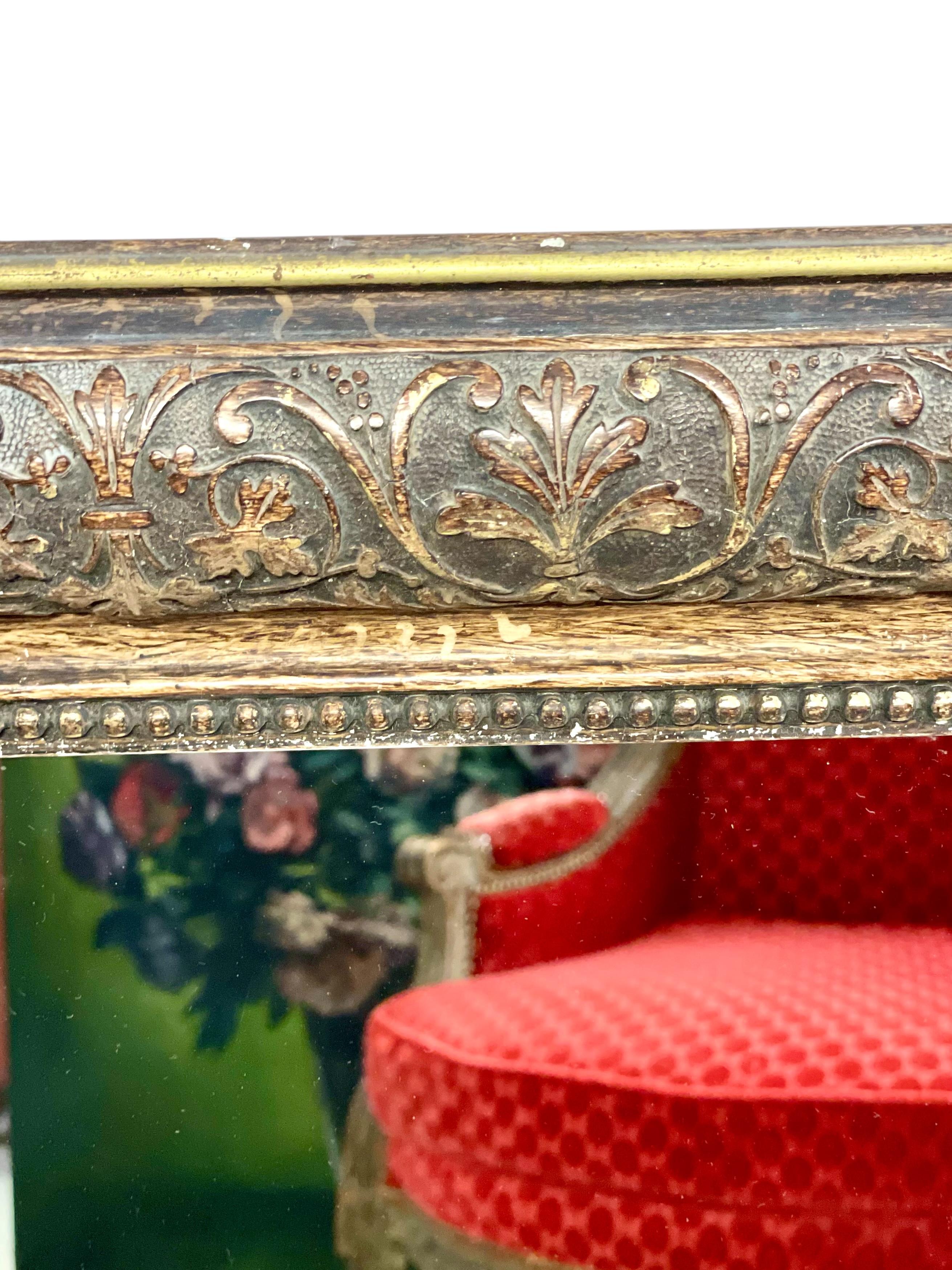 Miroir en bois doré patiné avec cadre sculpté orné, 19e siècle en vente 3