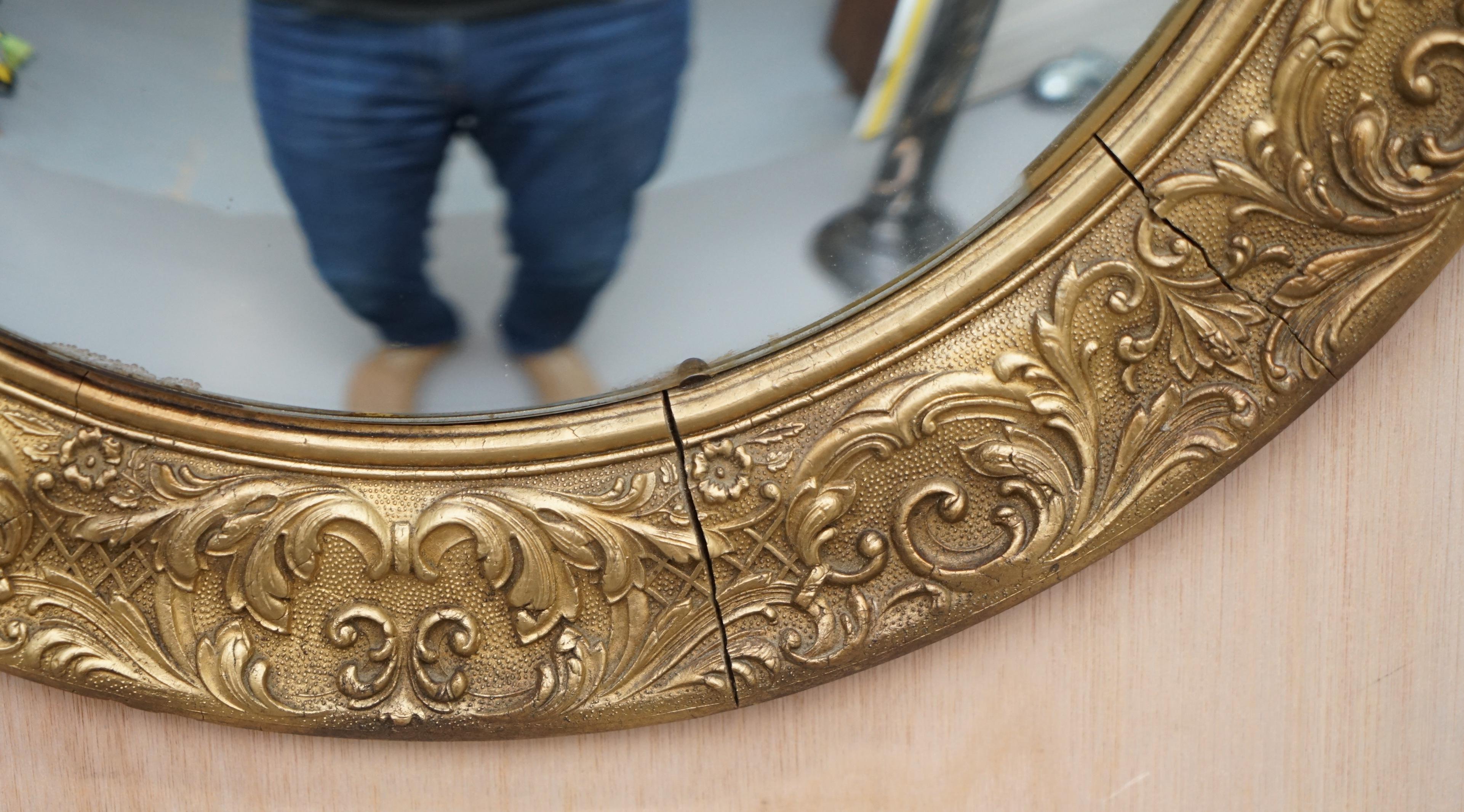 20ième siècle Cadre orné en bois doré et plâtre Miroir convexe de style bateau Regency Verre bombé en vente