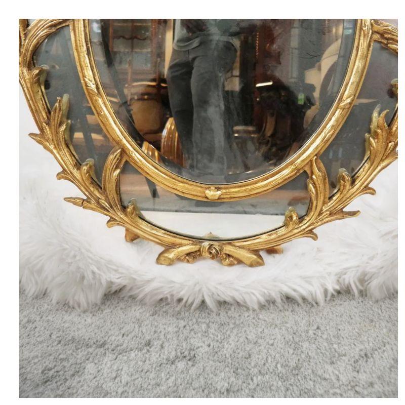 Miroir ovale en bois doré avec motif de volutes Bon état - En vente à Locust Valley, NY