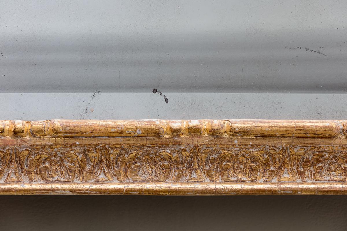 Specchio a ribalta in legno dorato dell'inizio del XVIII secolo

Le tre piastre smussate divise, all'interno di un bordo intagliato dorato con perline e fogliame.

Informazioni aggiuntive:
Dimensioni: Altezza: 52,5 cm, 20 3/4″
Larghezza: 150 cm, 19