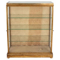 Vitrina rectangular de madera dorada