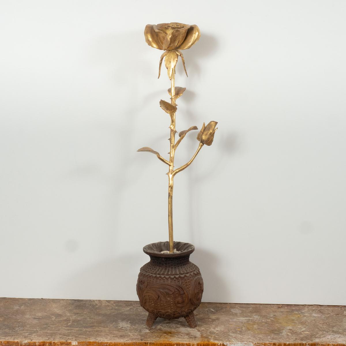 Sculpture en bois à la feuille d'or 22kt représentant une rose unique dans un pot, avec des détails exquis, réalisée par le maître ébéniste Carlos Villegas.