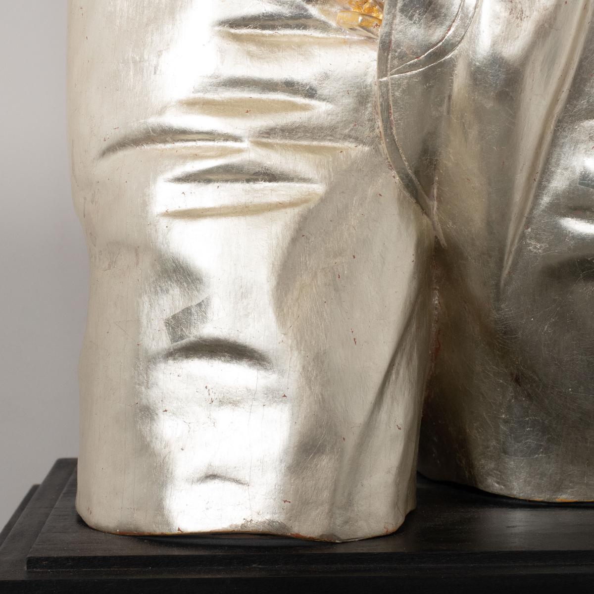 Skulpturale Tischlampe „Jeans“ aus vergoldetem Holz von Carlos Villegas im Angebot 1