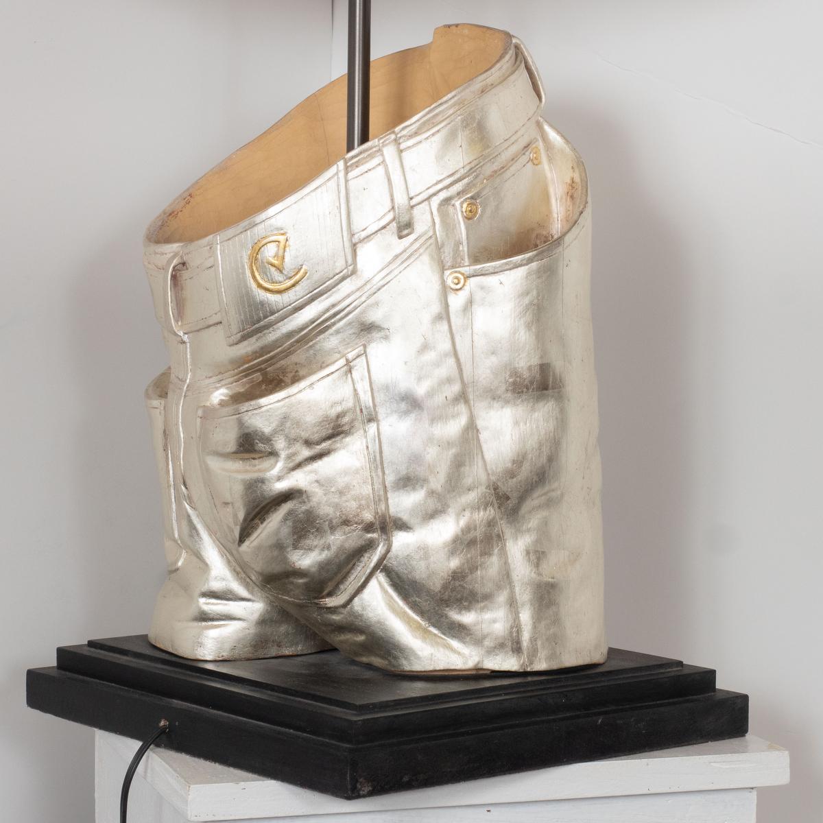 Skulpturale Tischlampe „Jeans“ aus vergoldetem Holz von Carlos Villegas im Angebot 2