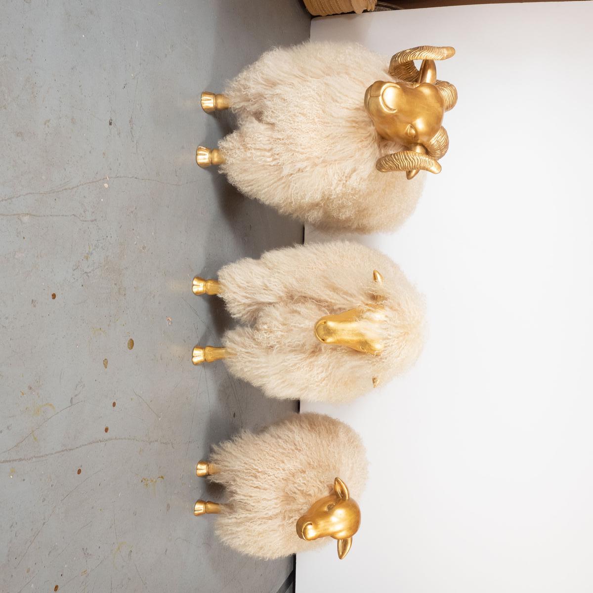 Famille de moutons sculptés à la feuille d'or 22kt avec du faux shearling par le maître ébéniste Carlos Villegas. Vendu uniquement en tant qu'ensemble complet.

Ram : 33