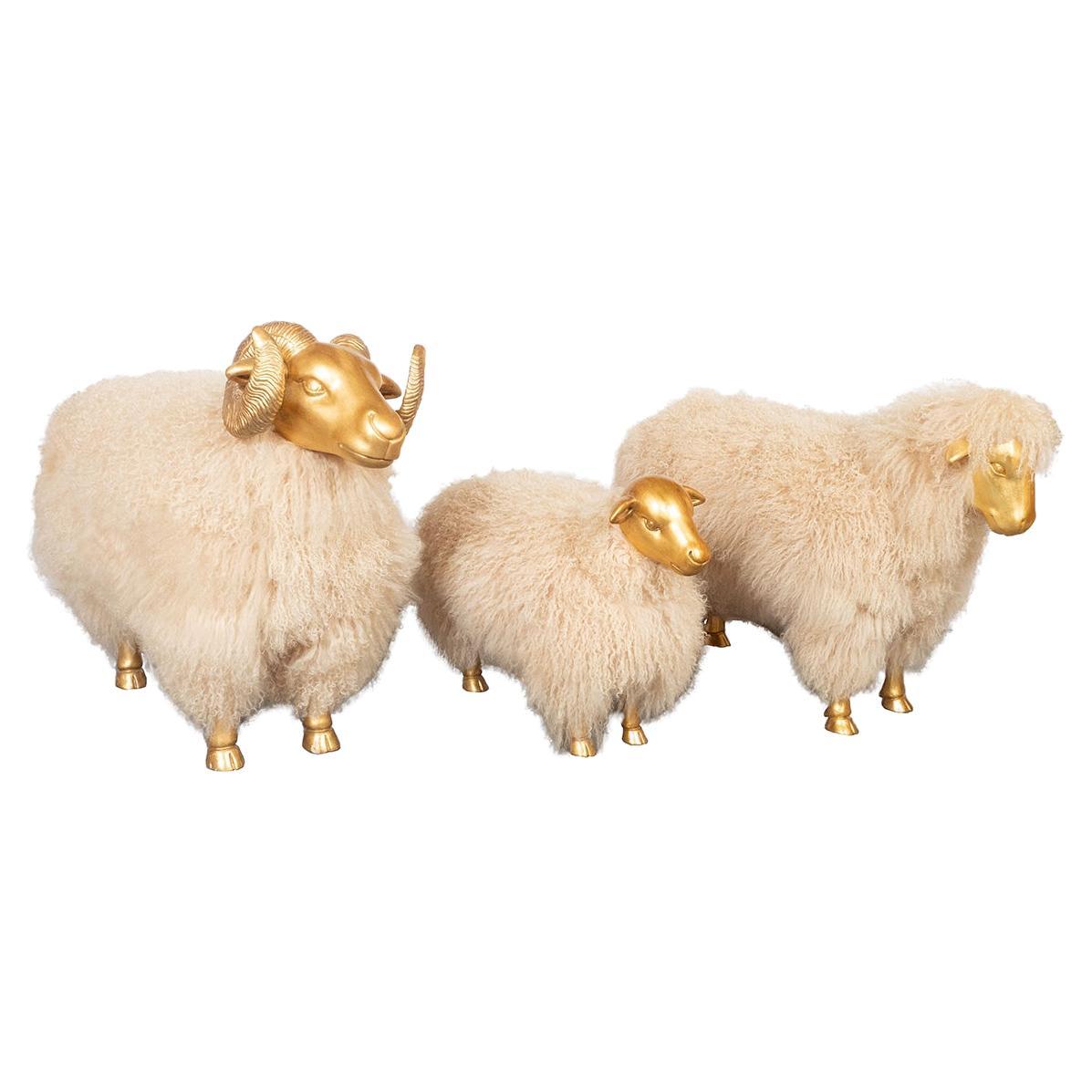 Family de moutons en bois doré de Carlos Villegas en vente