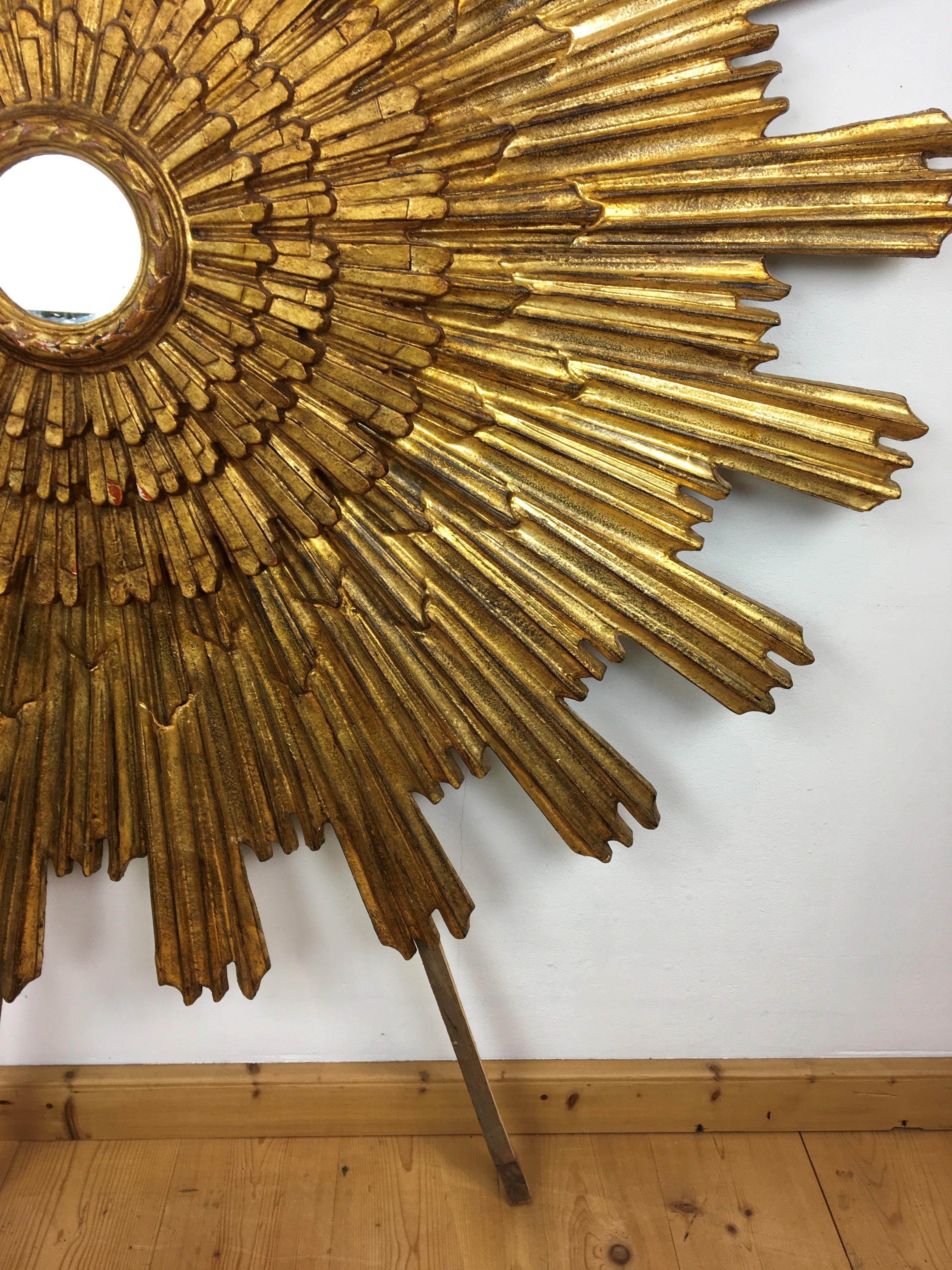 Miroirs en bois doré à effet soleil XL, Italie, 2 pièces disponibles 1