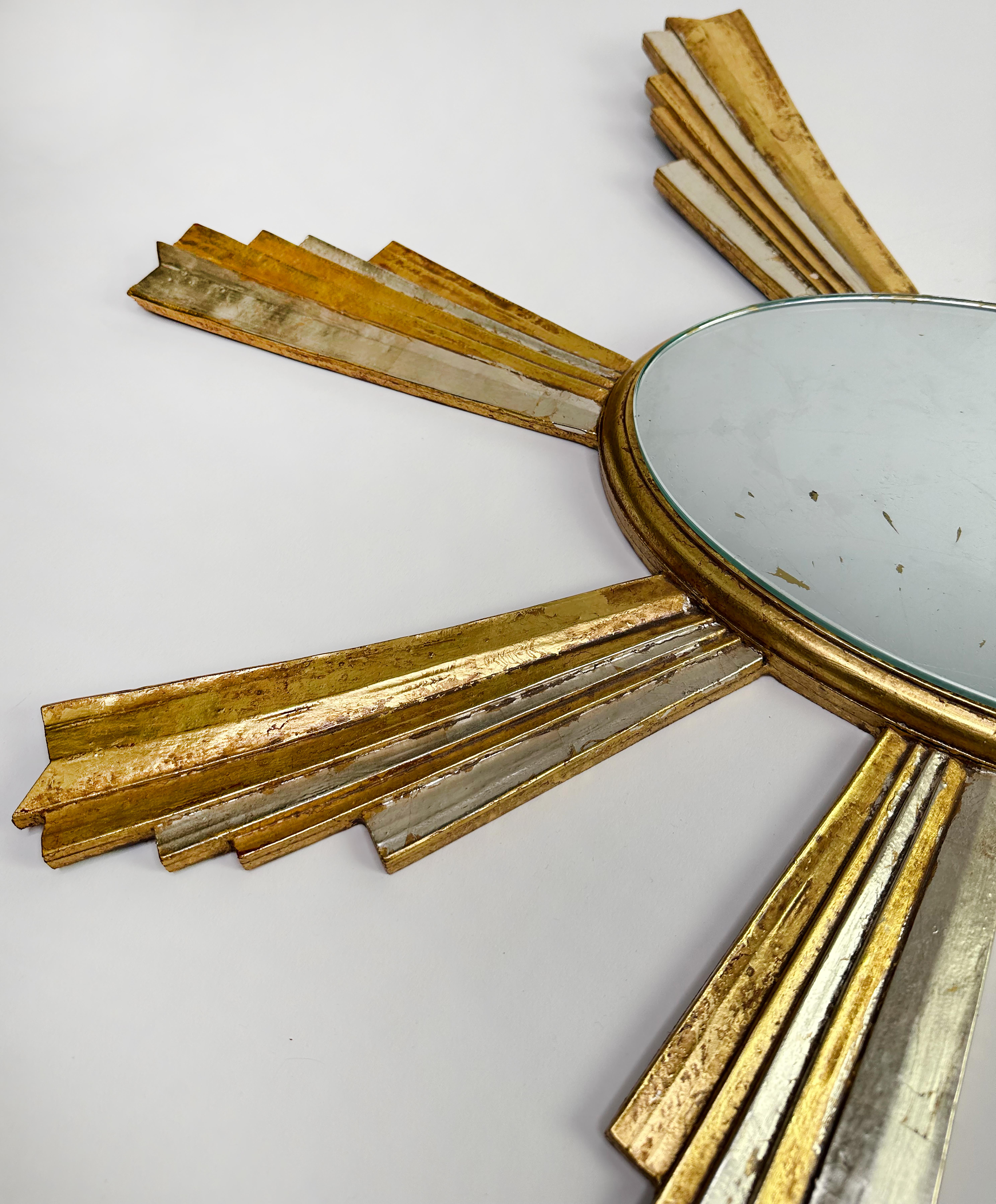 Oval gerahmter Wandspiegel aus Giltwood in Form eines Sonnenschlages (Holz) im Angebot