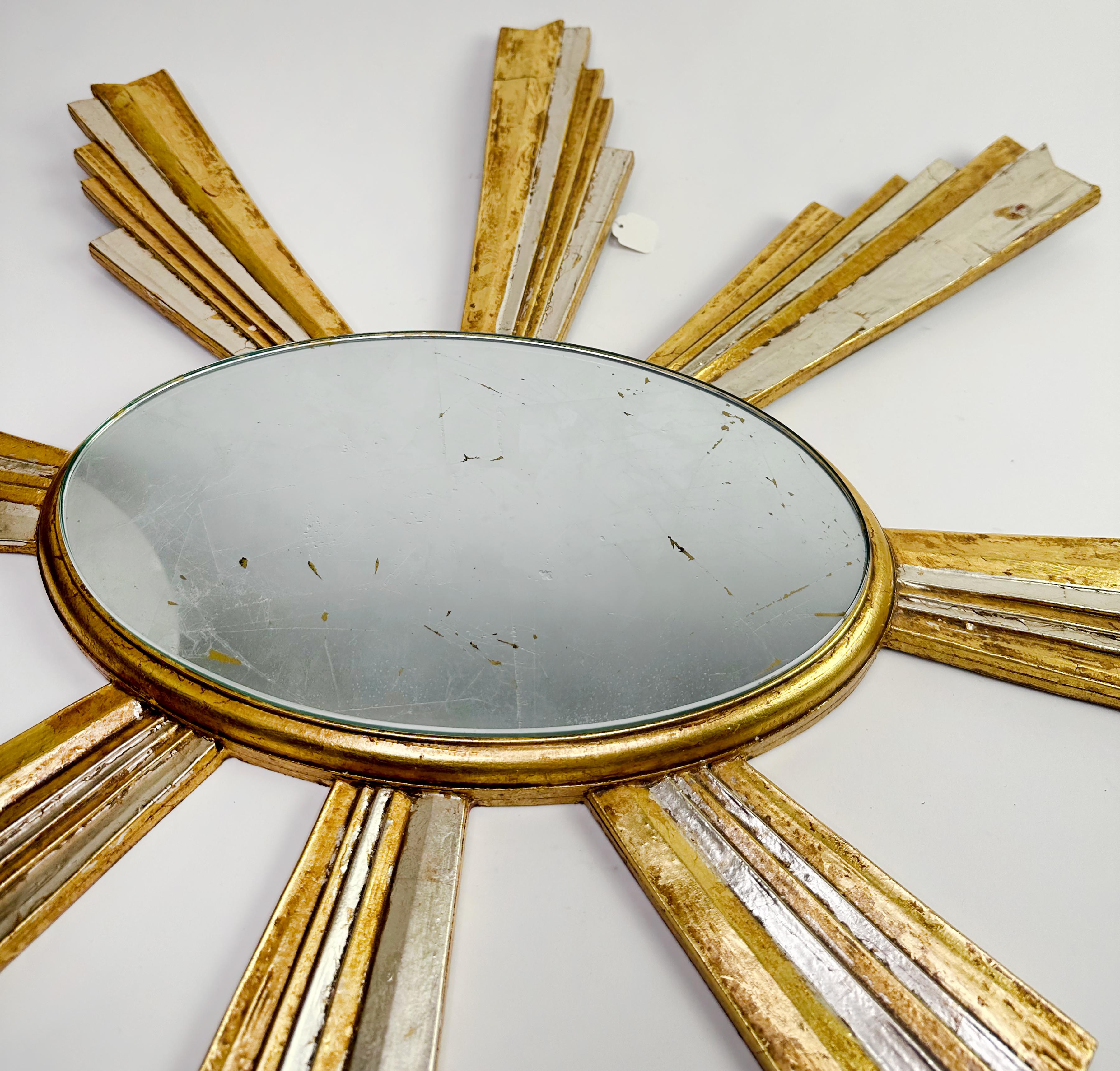 Miroir mural ovale encadré en bois doré, en forme de soleil. en vente 1