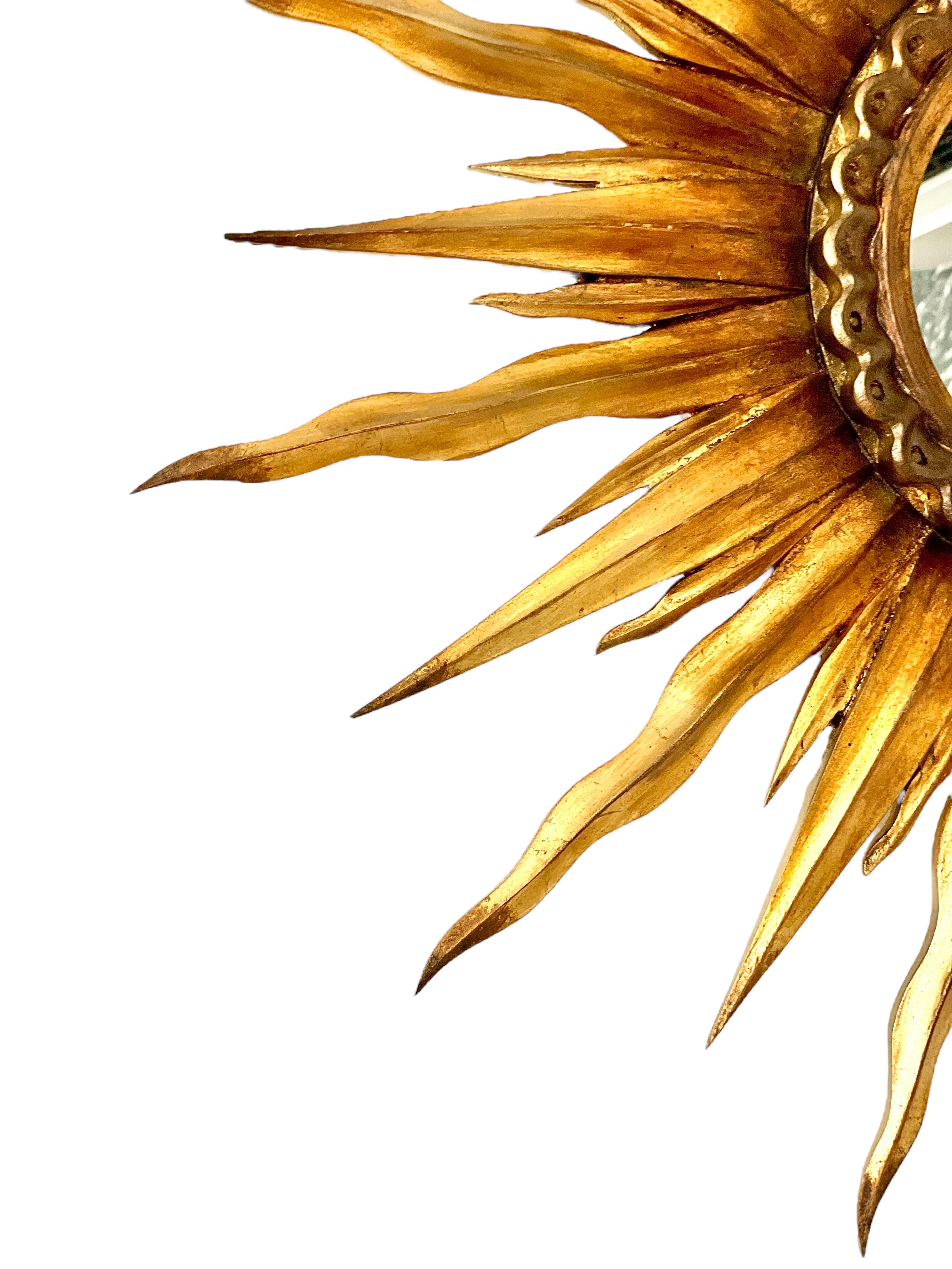Giltwood Sunburst Wandspiegel (Handgeschnitzt) im Angebot