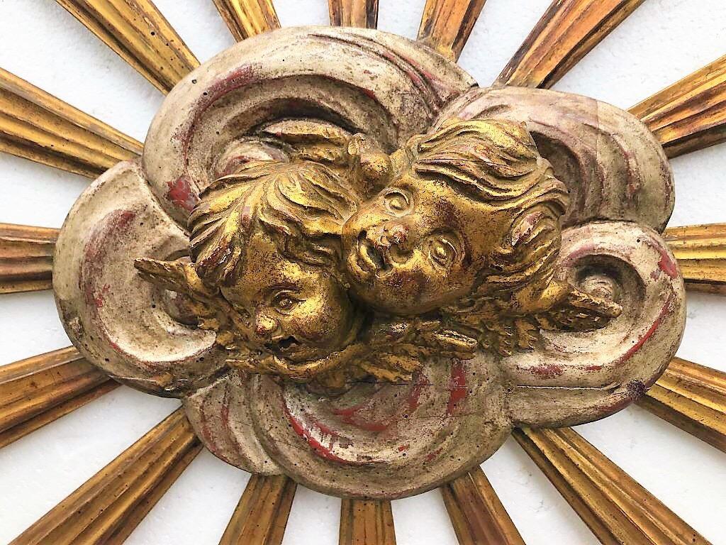Carved Giltwood Sunburst With Putti in Clouds In Good Condition In Nashville, TN