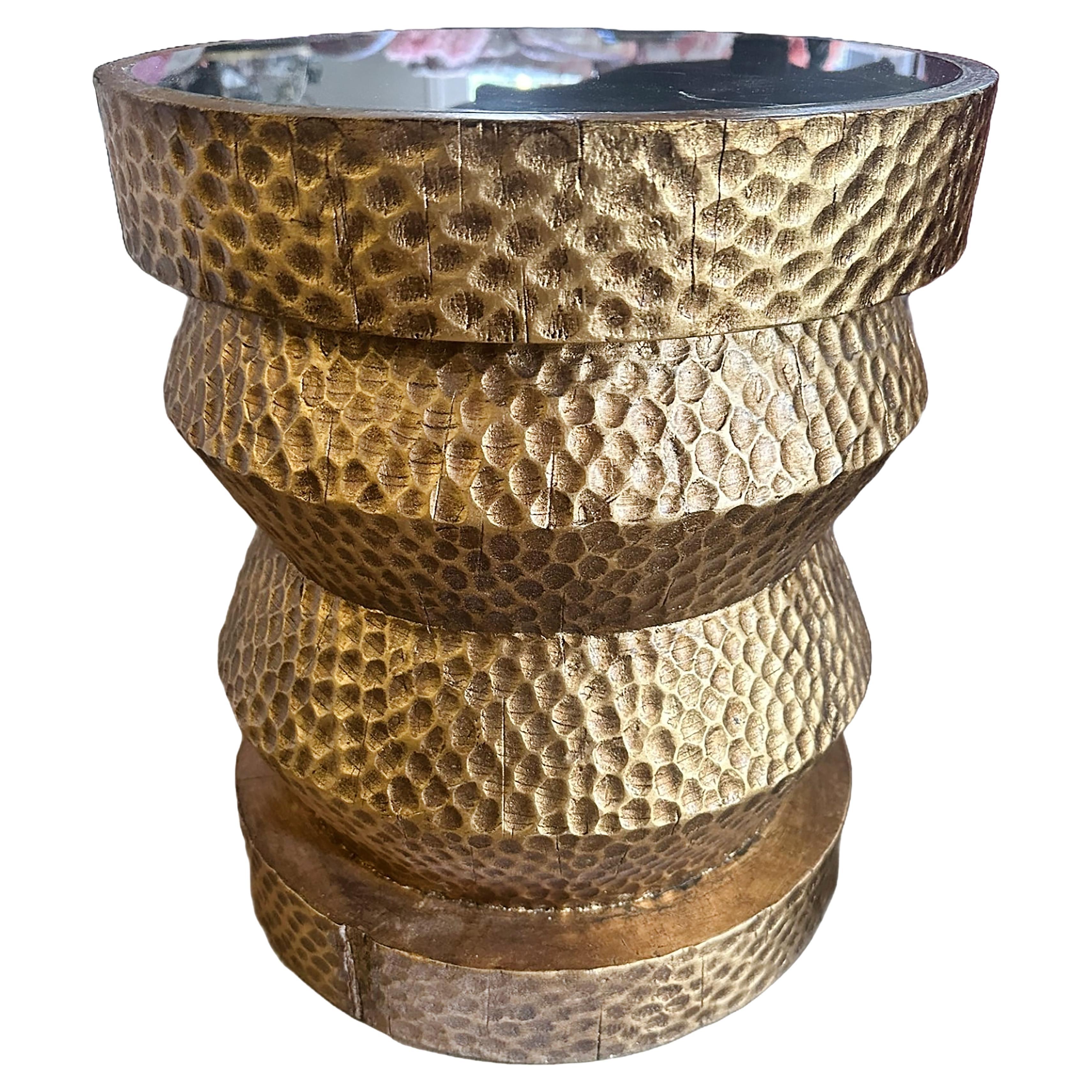 Tabouret en bois doré avec corps texturé en Zig Zag et plateau en miroir