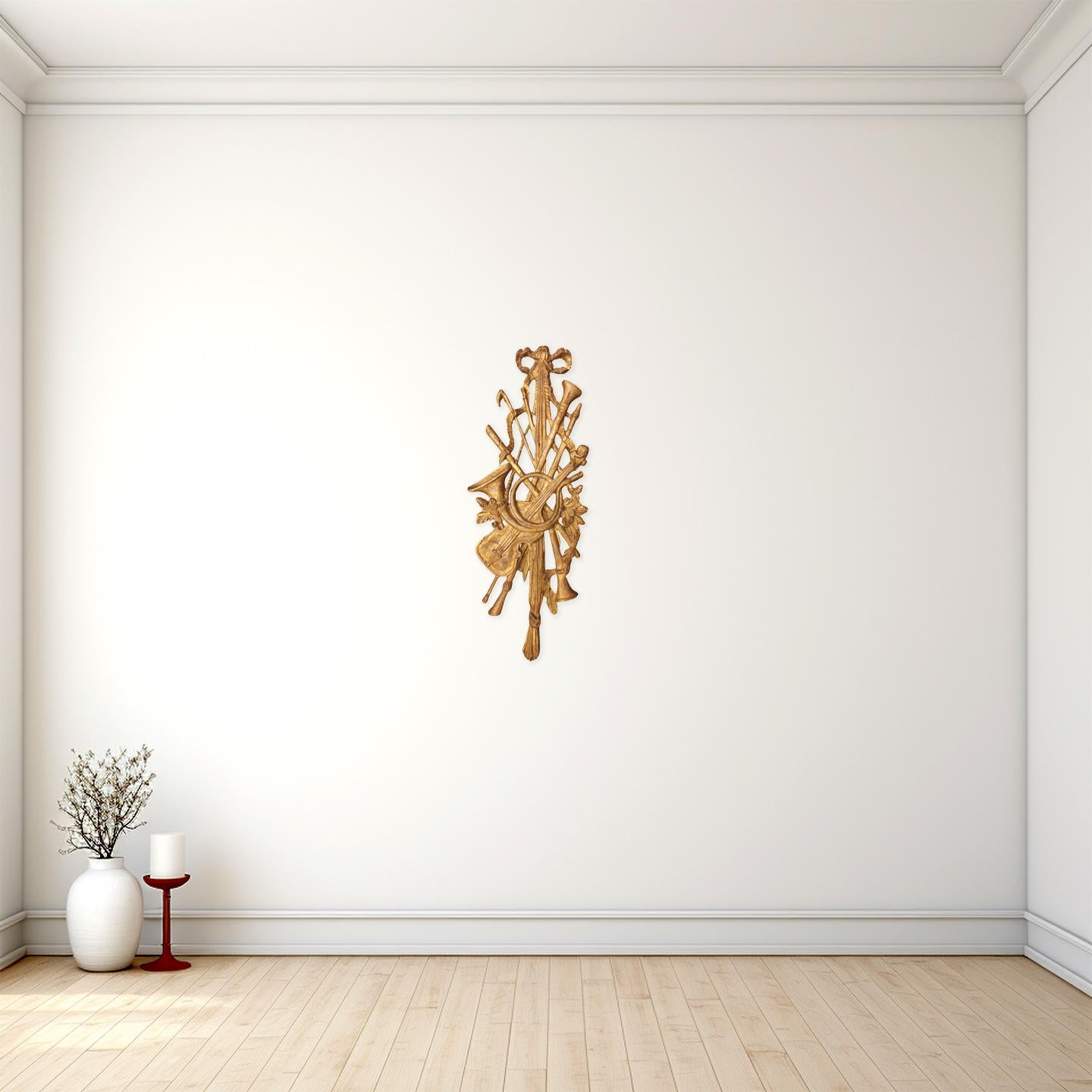Giltwood Trophäe Wandapplikation

Anonym
Wahrscheinlich französisch; ca. 1900
Giltwood

Ungefähre Größe: 41 (H) x 16 (B) x 2,75 (T) Zoll. 

Diese dekorative architektonische Wandtrophäe aus vergoldetem Holz zeigt auf ihrem Sockel eine kunstvoll