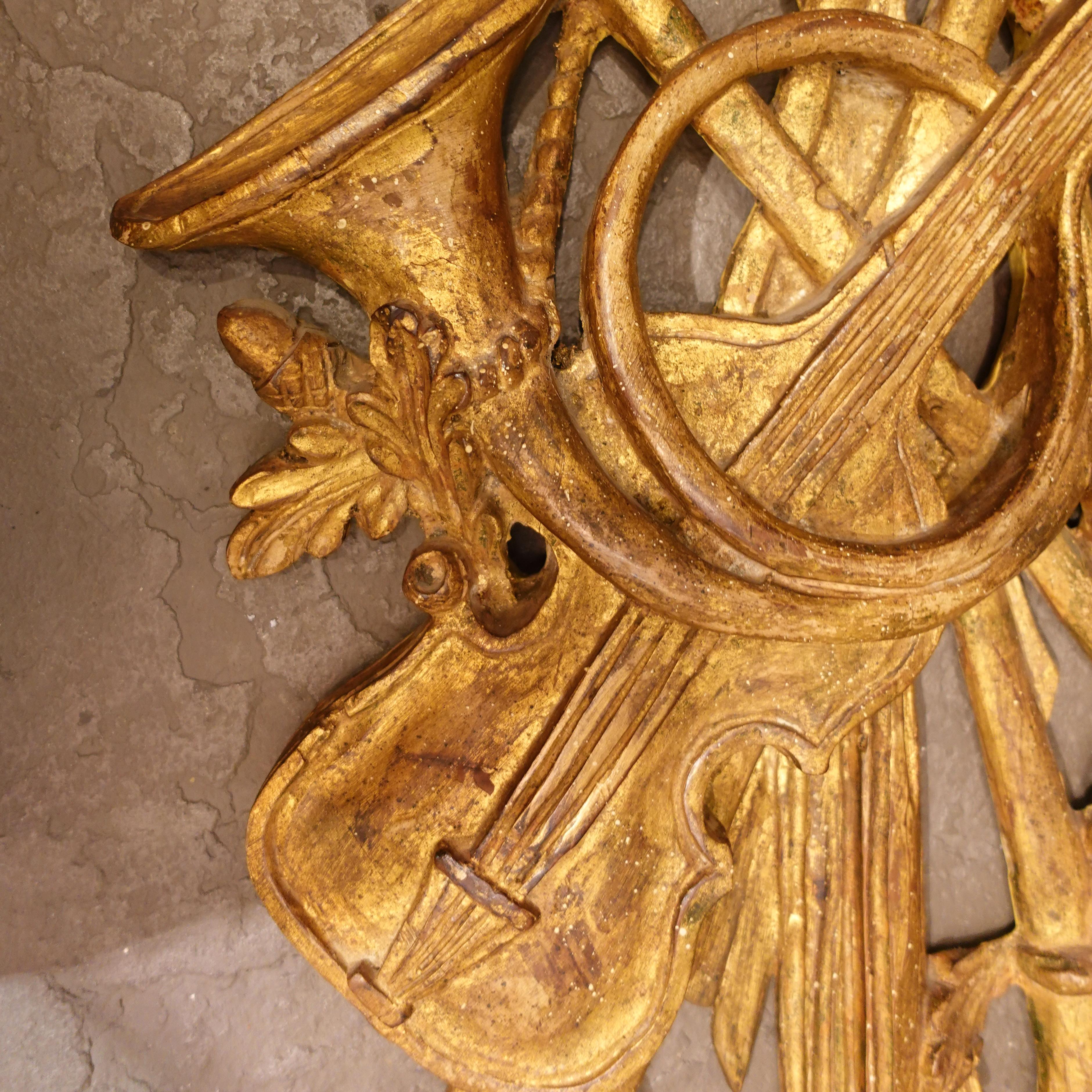 Giltwood Trophäe Wandapplikation (Handgeschnitzt) im Angebot