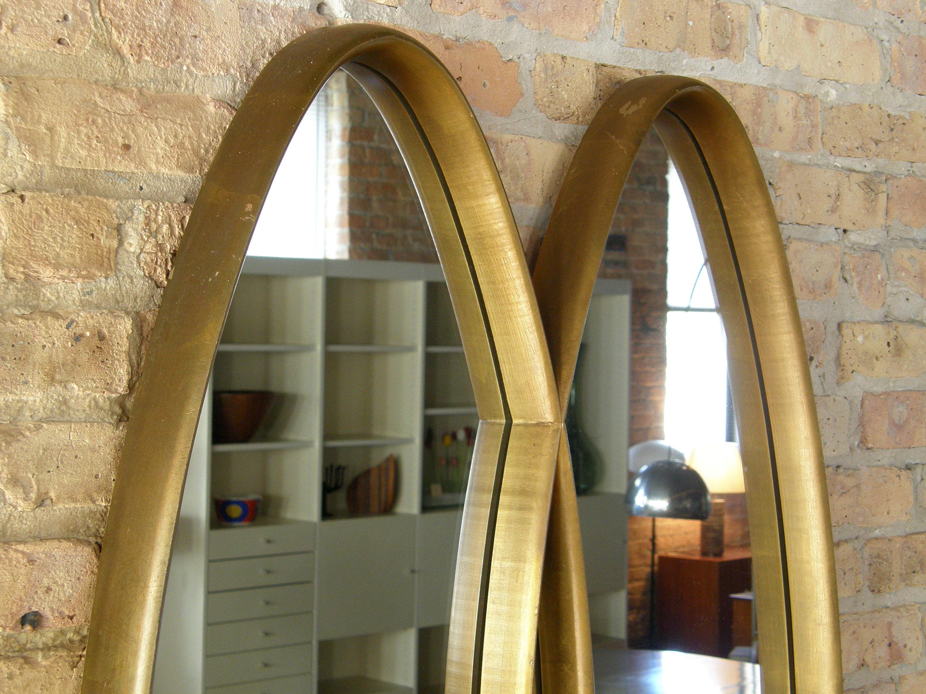 Wandspiegel aus vergoldetem Holz mit ineinandergreifendem, doppeltem, ovalem Design im Angebot 3