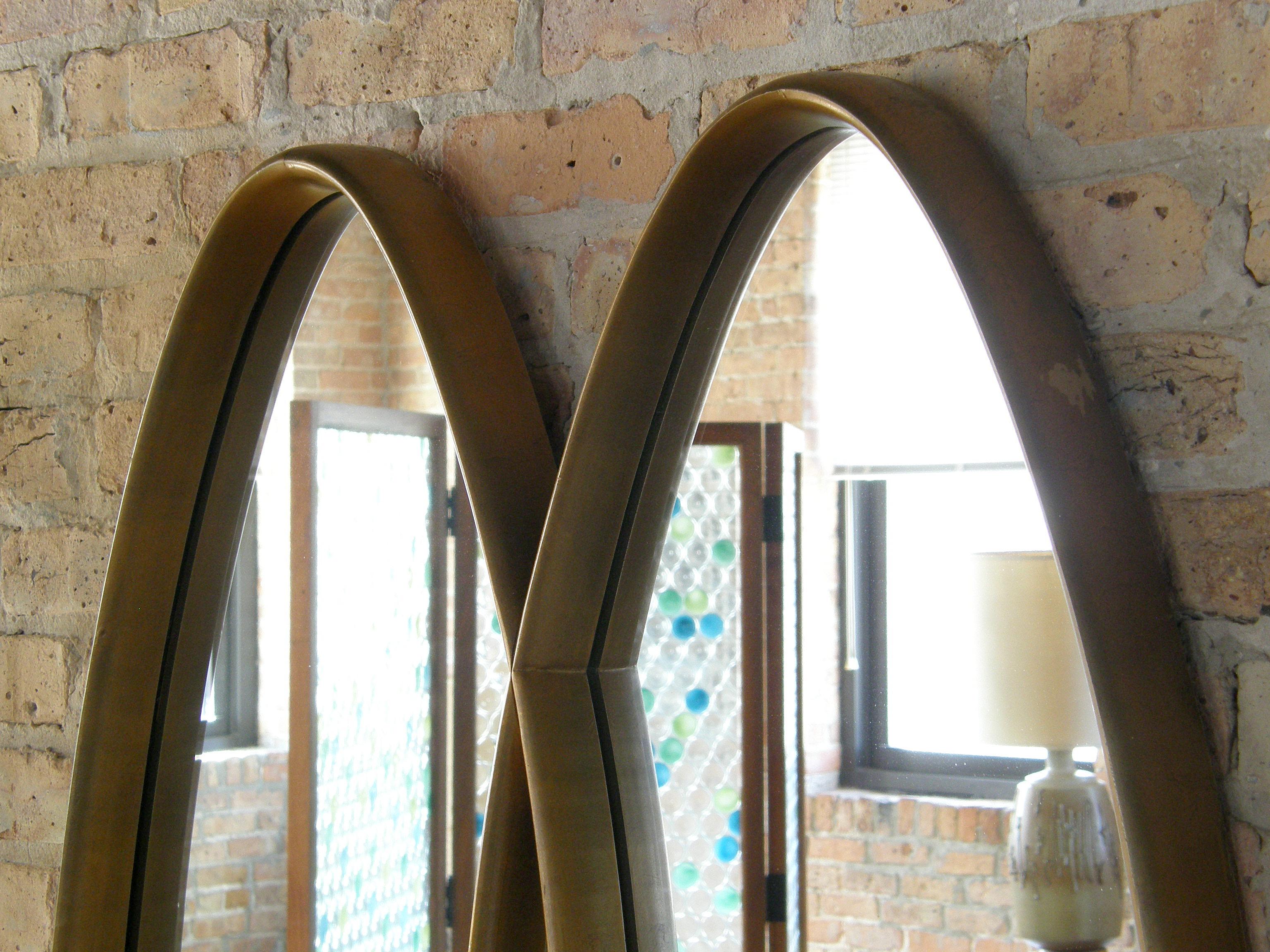 Wandspiegel aus vergoldetem Holz mit ineinandergreifendem, doppeltem, ovalem Design (amerikanisch) im Angebot