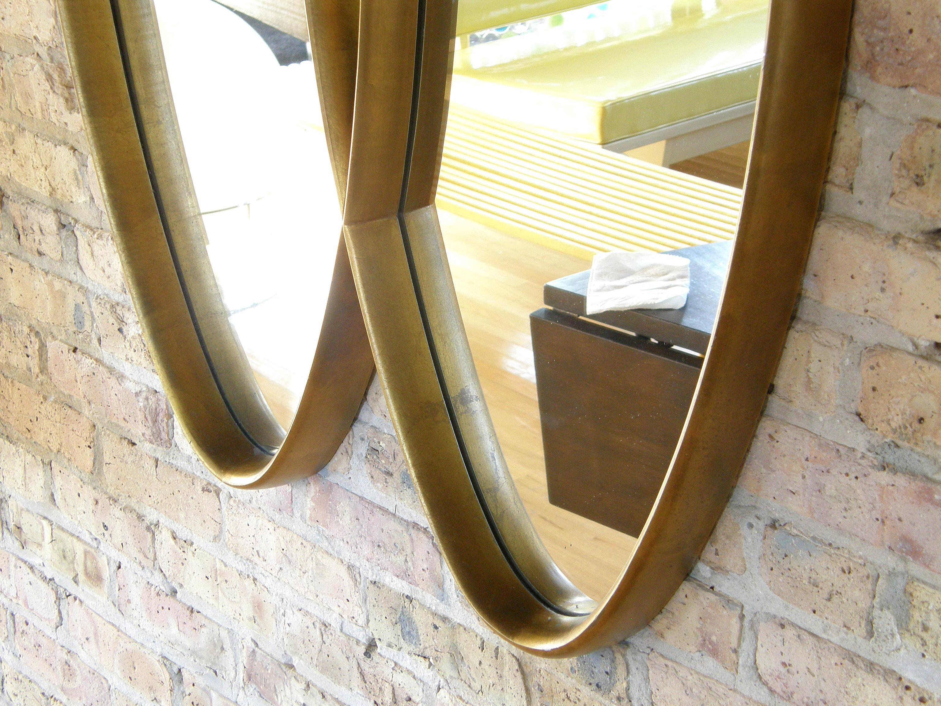 Wandspiegel aus vergoldetem Holz mit ineinandergreifendem, doppeltem, ovalem Design (Vergoldetes Holz) im Angebot
