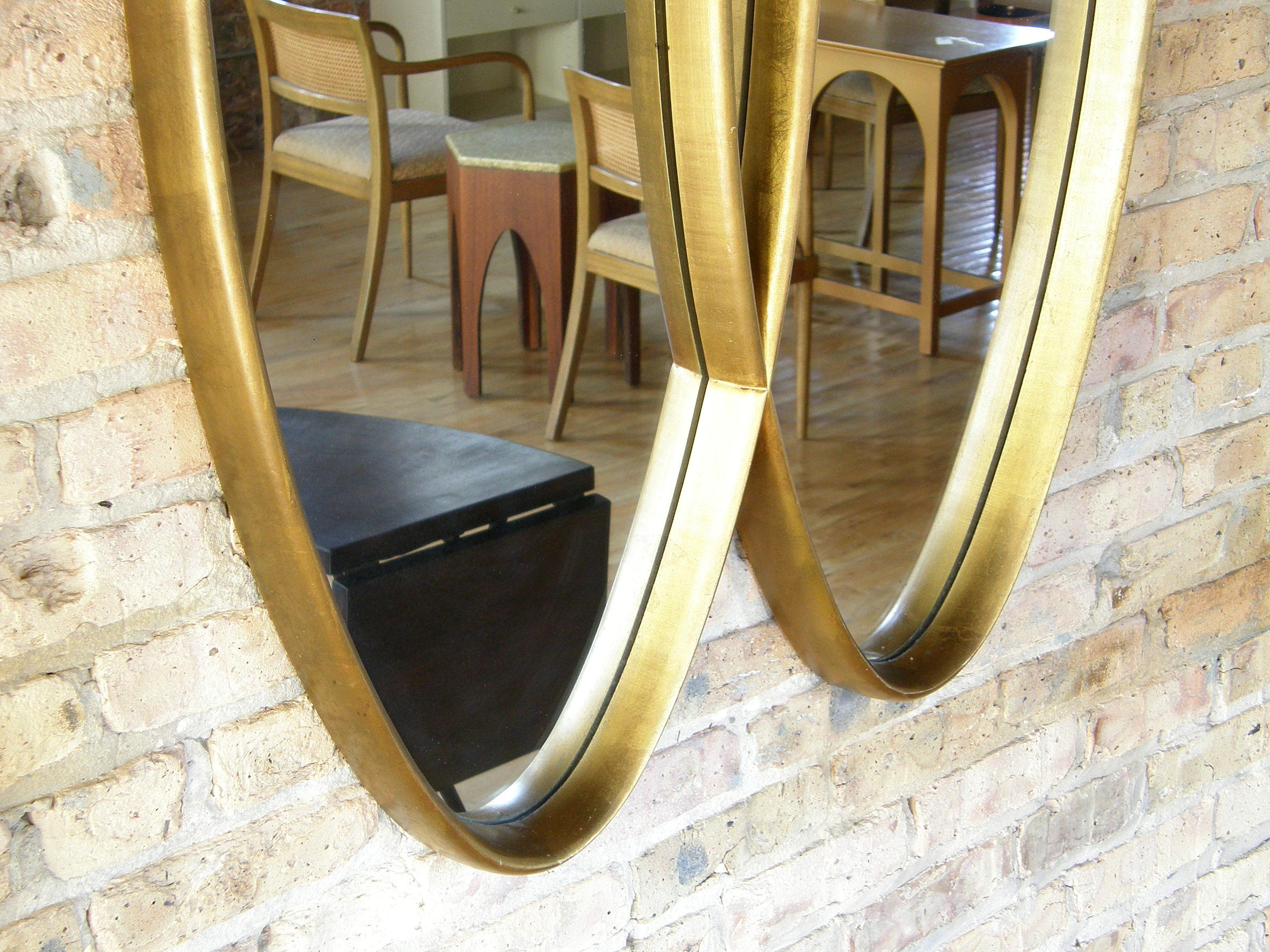 Wandspiegel aus vergoldetem Holz mit ineinandergreifendem, doppeltem, ovalem Design im Angebot 1