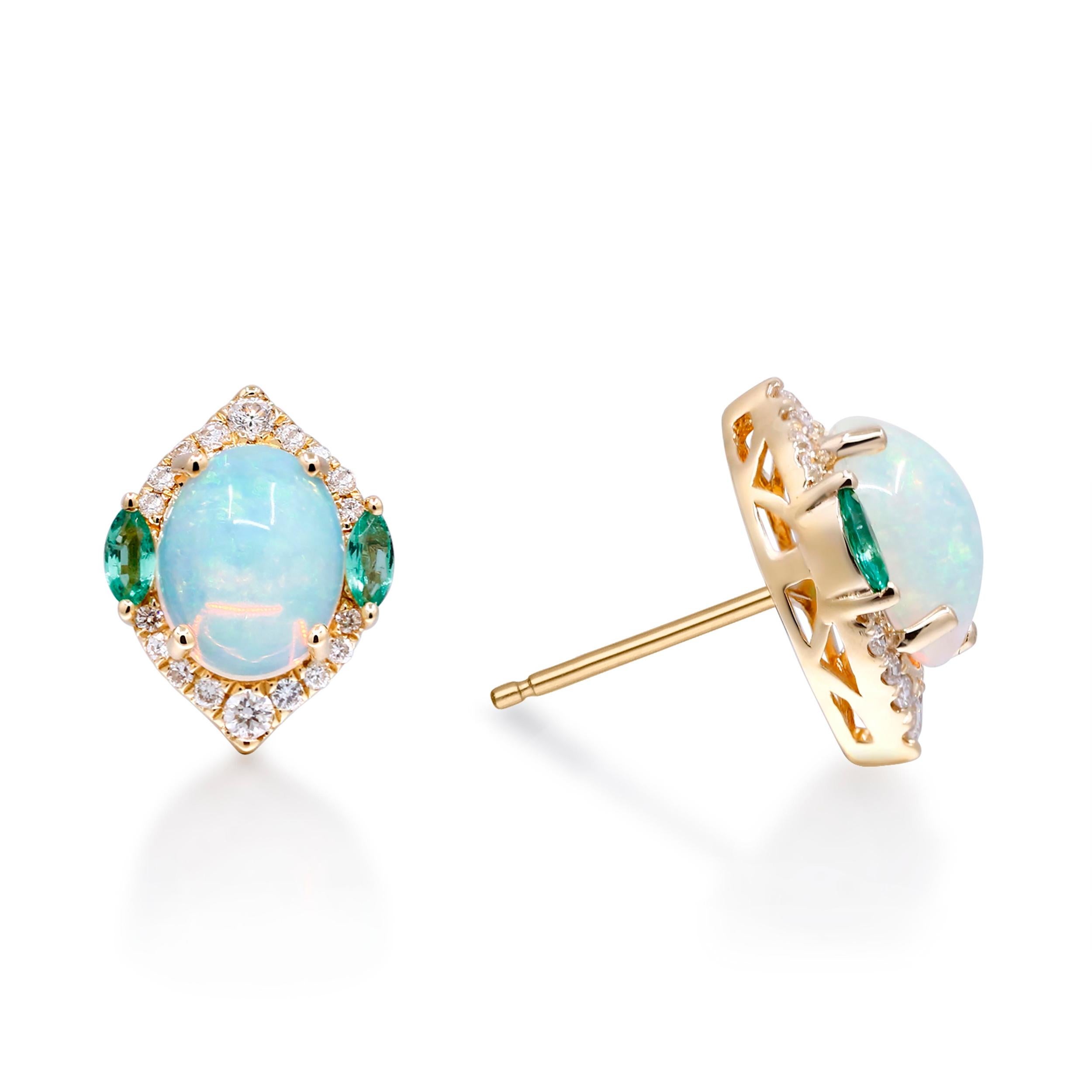 Rehaussez votre élégance avec ces étonnantes boucles d'oreilles en opale éthiopienne et émeraude, une véritable célébration de la couleur et de l'artisanat. Chaque boucle d'oreille est ornée d'une opale éthiopienne de 7 x 9 mm, réputée pour son jeu