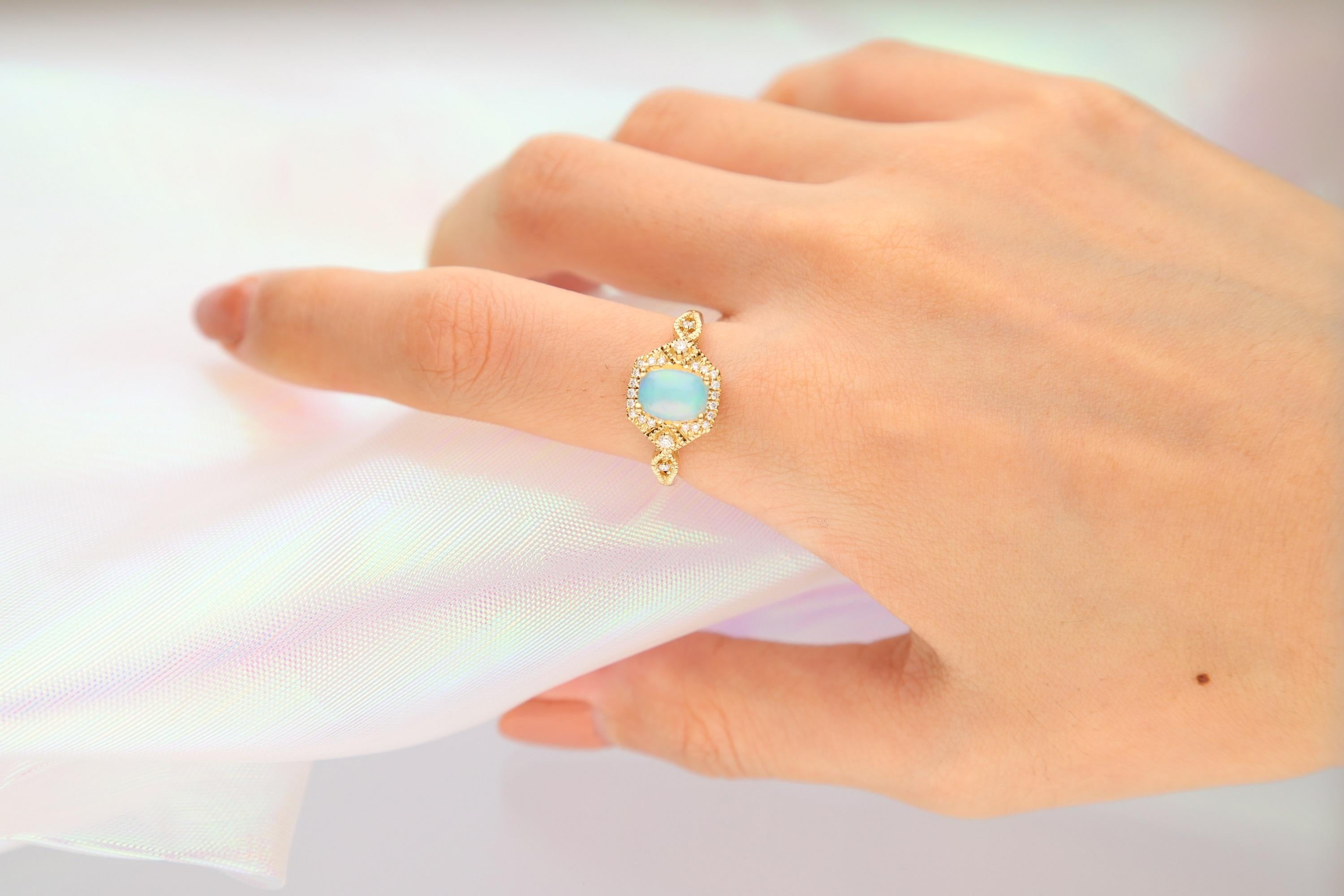 Bague d'éternité unique, étonnante, intemporelle et de grande classe. Offrez-vous une décoration de luxe avec cette bague Gin and Grace. Le bijou en or jaune 14 carats est orné d'une opale naturelle (1 pièce) de 0,97 carat, taillée en coussin et