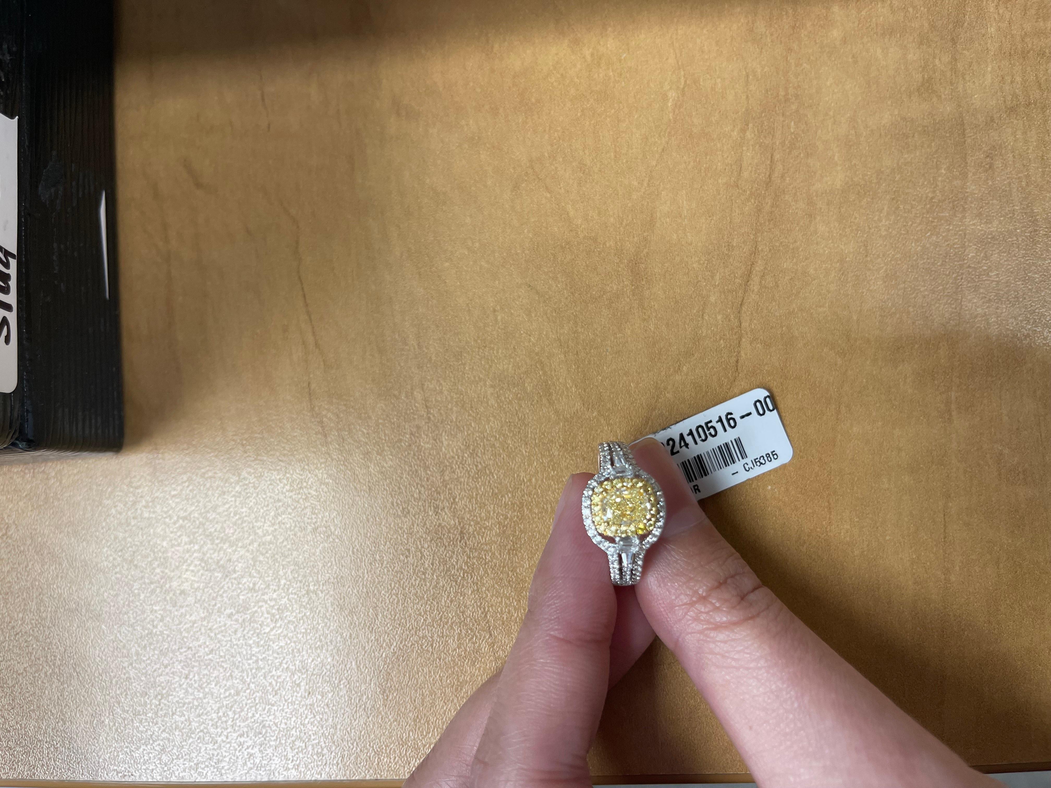 Taille coussin antique Gin and Grace 18KTT Bague avec diamant jaune 1,01 carat aux accents éblouissants en vente