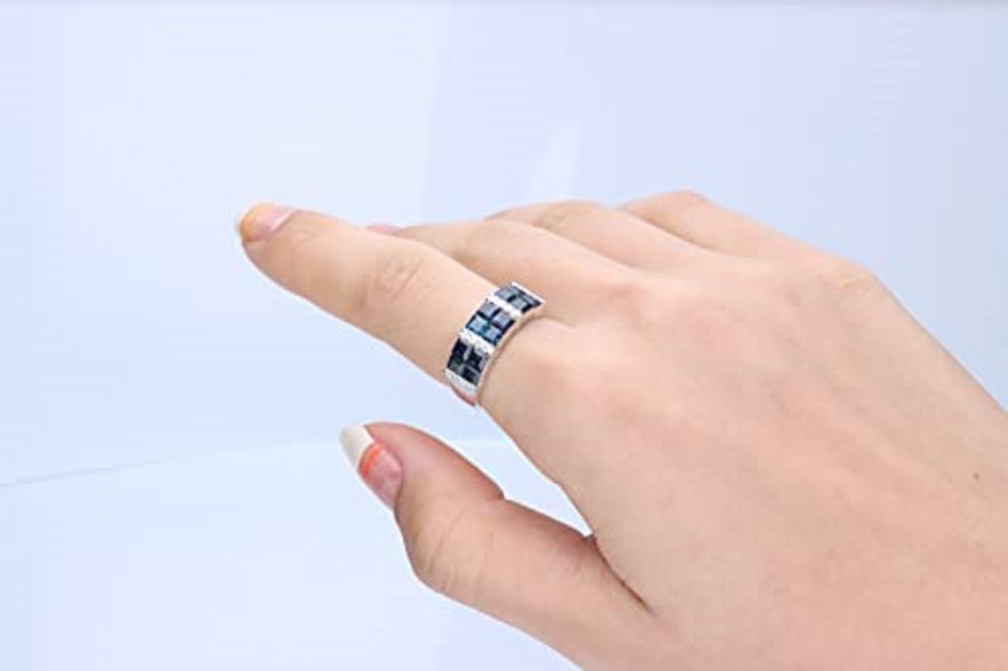 Schmücken Sie sich mit Eleganz mit diesem Ring aus 14-karätigem Weißgold von Gin & Grace. Dieser Ring besteht aus 3,0 mm Quadrat-Schliff (12 Stück) 2,834 Karat Blauer Saphir und Rundschliff Diamant (16 Stück) 0,156 Karat. Dieser Ring wiegt 3.358