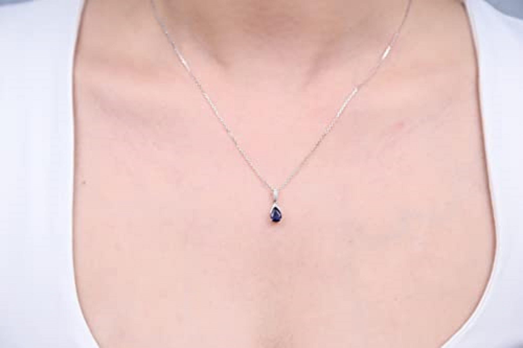 Eleganza con questo ciondolo realizzato in oro bianco 10 carati da Gin & Grace Pendant. Questo ciondolo è composto da Zaffiro blu taglio pera 7x5 mm (1Pz) 0,78 Carati e Diamante bianco taglio rotondo (10Pz) 0,04 Carati. Questo ciondolo pesa 1.77