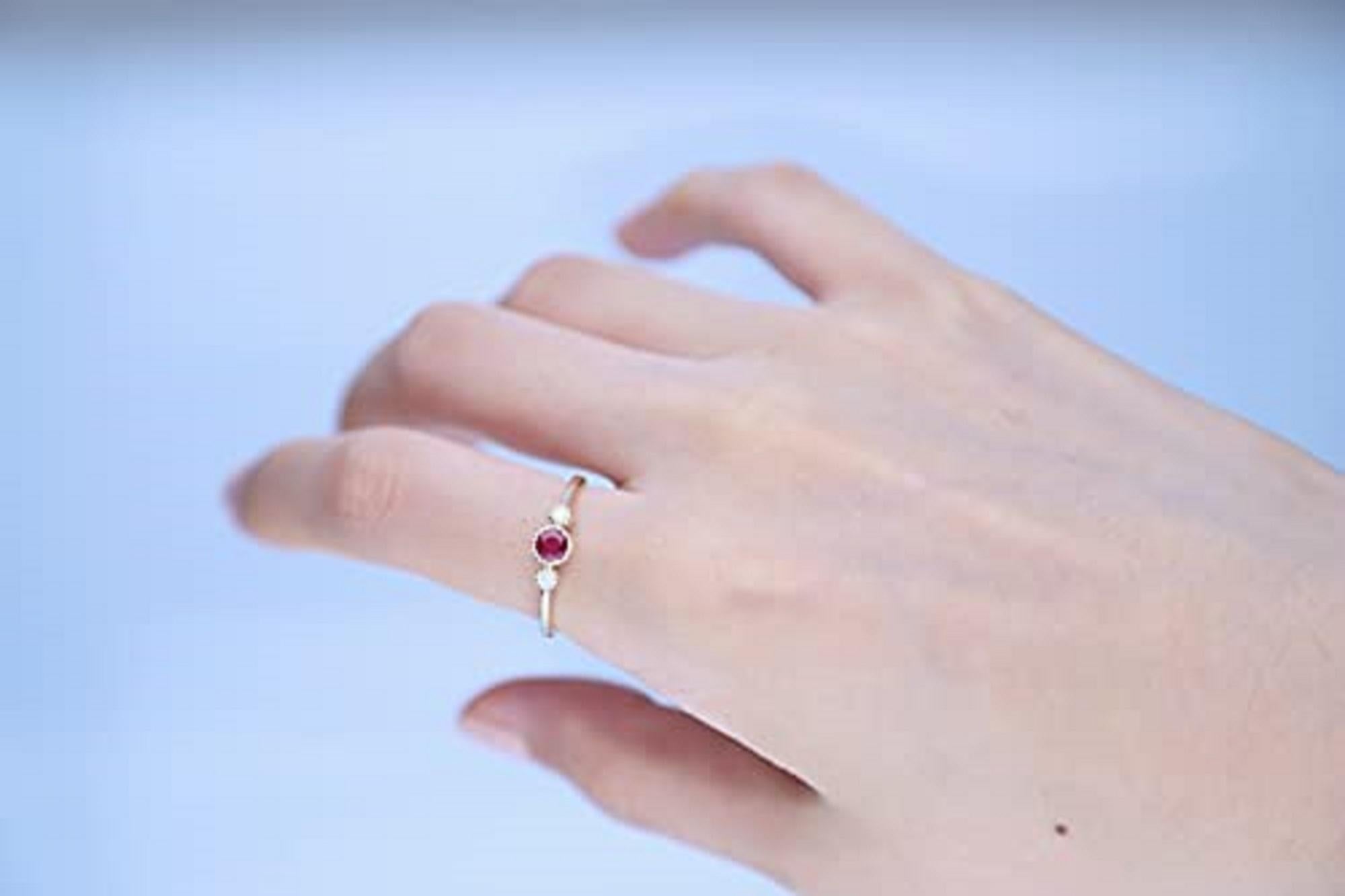 Schmücken Sie sich mit diesem Ring aus 10-karätigem Gelbgold von Gin & Grace Ring mit Eleganz. Dieser Ring besteht aus einem 4,0 mm großen Rubin im Rundschliff (1 Stück) 0,34 Karat und einem weißen Diamanten im Rundschliff (2 Stück) 0,07 Karat.