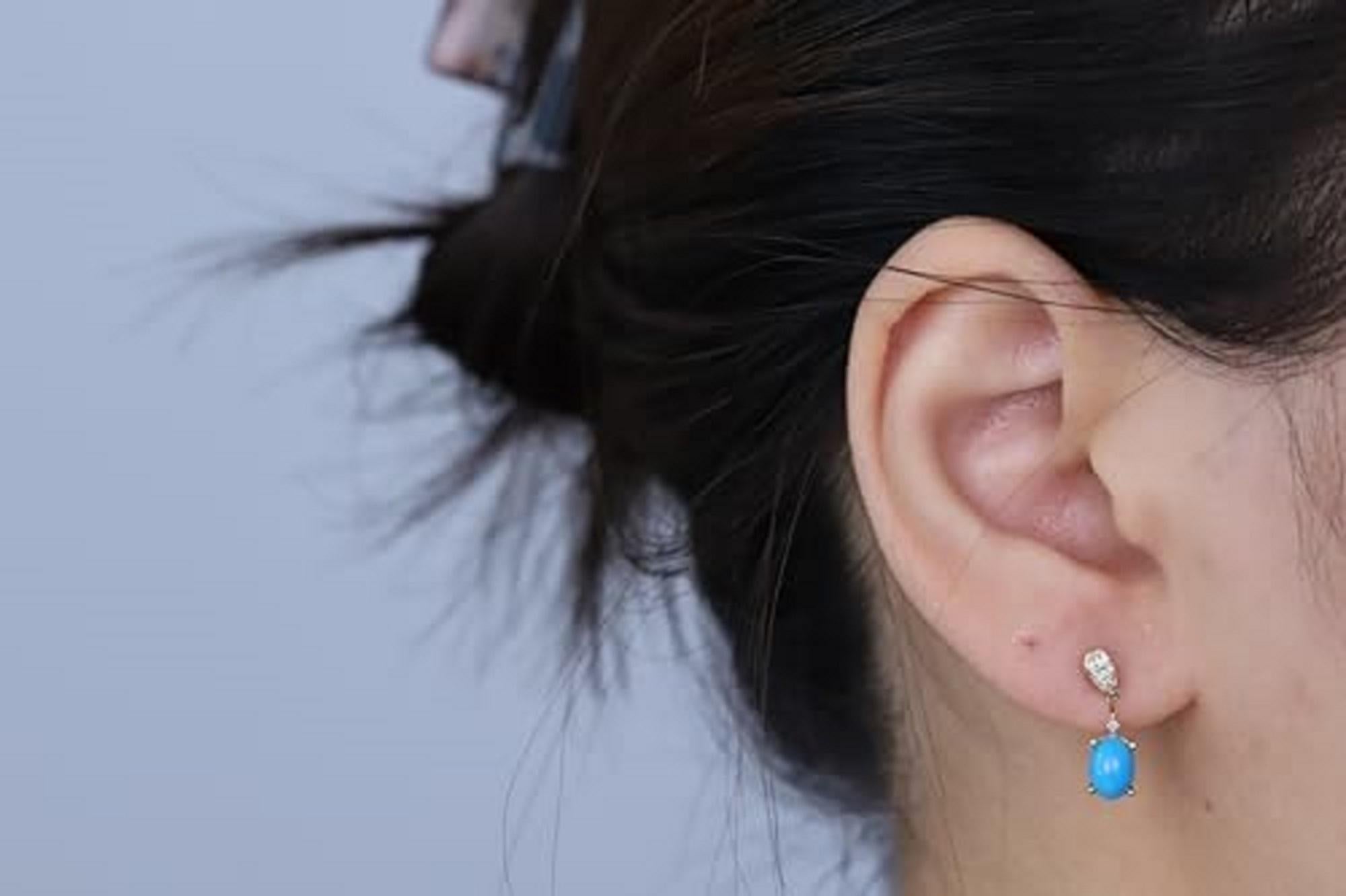 Faites preuve d'élégance avec cette boucle d'oreille en or jaune 10 carats de Gin and Grace. Ces boucles d'oreilles sont composées de 5*7 turquoises de taille ovale (2 pièces) de 1,89 carat et de diamants blancs de taille ronde (12 pièces) de 0,08