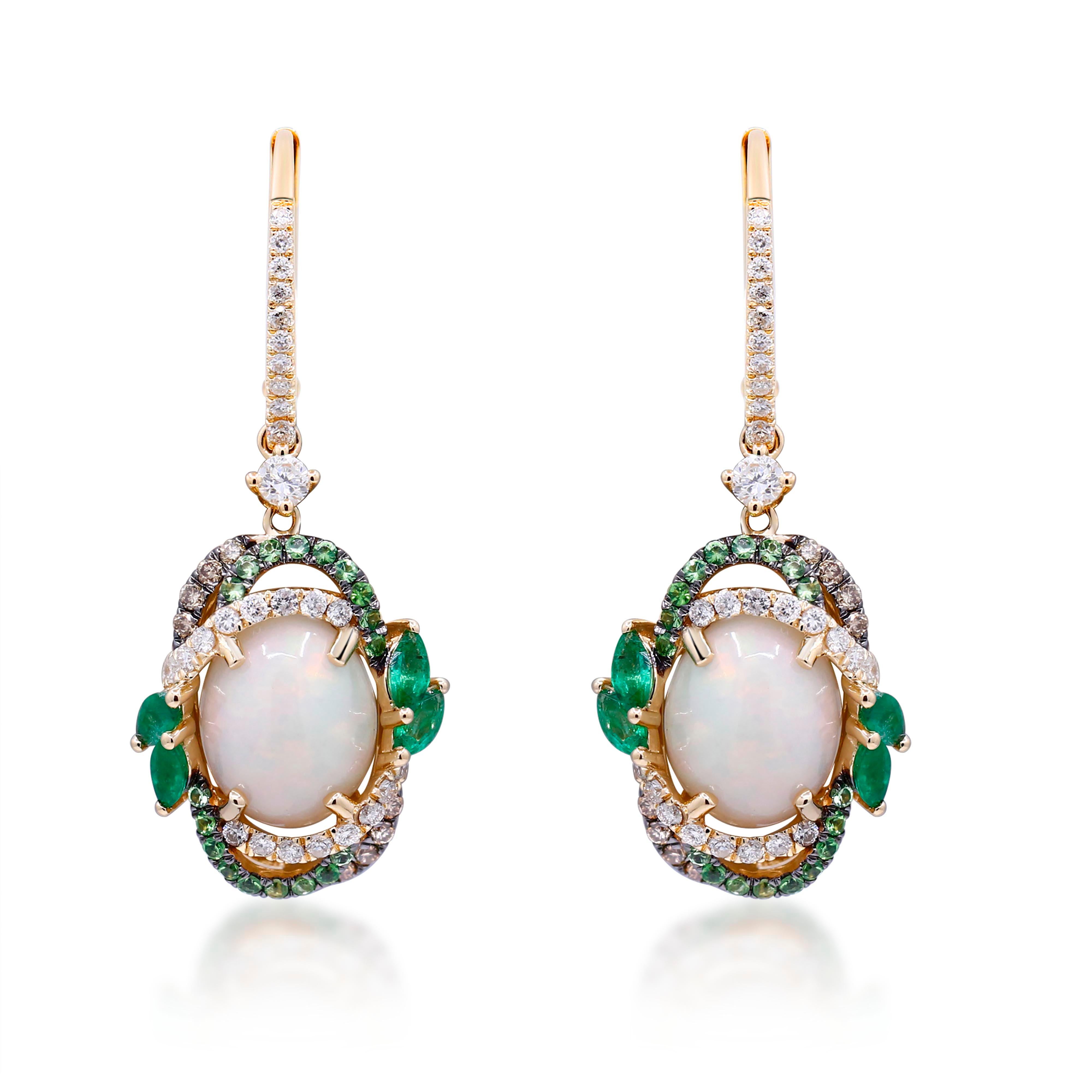 Ces boucles d'oreilles luxueuses sont une fusion étonnante de couleurs et d'éclat. Elles sont composées de deux opales éthiopiennes ovales de 8x10 mm, totalisant 3,1 carats, réputées pour leur jeu de couleurs vibrantes et leur éclat éthéré. Autour