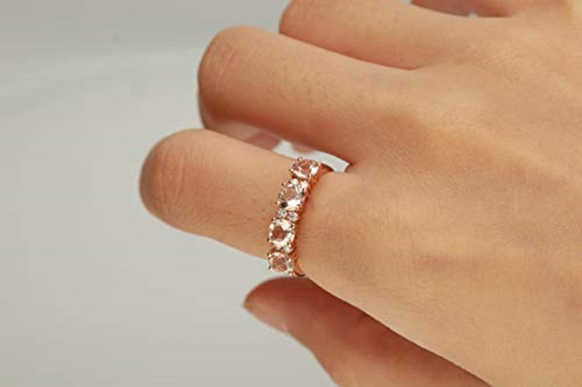 Splendido anello eternity vintage di classe e senza tempo. Decoratevi di lusso con questo anello Gin & Grace. Questo anello è composto da Morganite autentica con incastonatura a taglio rotondo da 4,5 mm (4 pezzi) e da diamanti naturali con