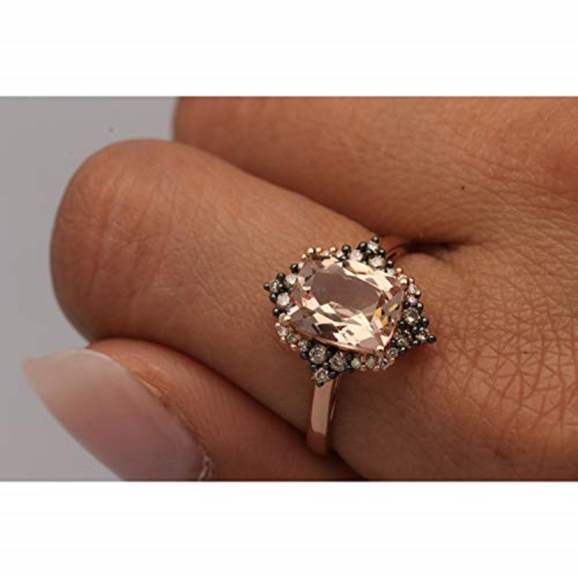Dieser wunderschöne Ring mit echtem Morganit im Kissenschliff und natürlichem braunen Diamanten von Gin& Grace ist die perfekte Möglichkeit, sich mit Luxus und Eleganz zu schmücken. Der edle Ring ist mit 1/5 Karat schimmernden Diamanten verziert.