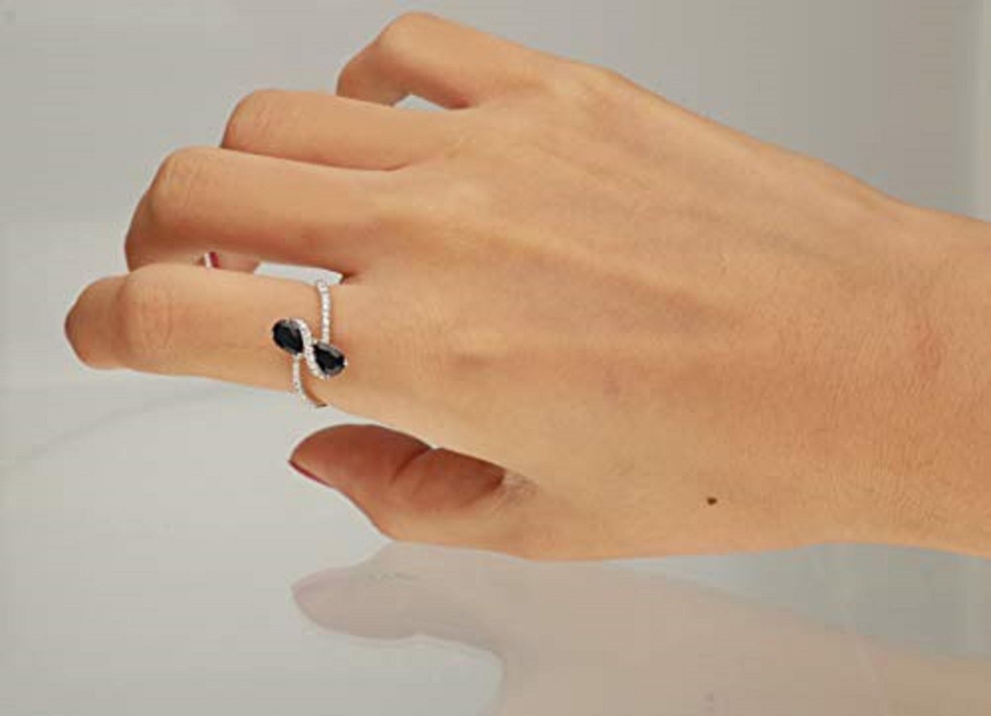 Atemberaubender, zeitloser und stilvoller Verlobungsring für die Ewigkeit. Schmücken Sie sich mit diesem Ring von Gin and Grace mit Luxus. Dieser Ring besteht aus 4X6 echten blauen Saphiren (2 Stück) mit Birnenschliff in Zackenfassung (0,88 Karat)