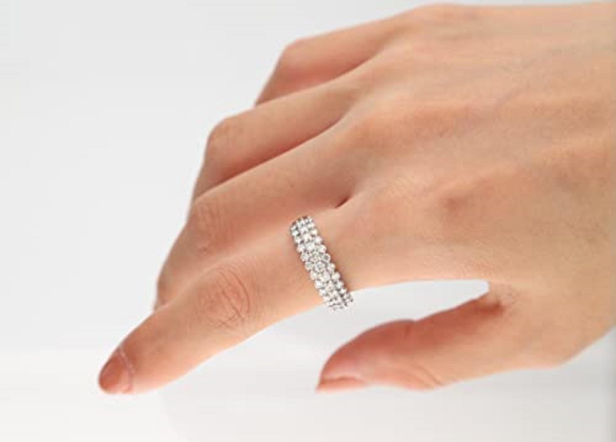 Schmücken Sie sich mit Eleganz mit diesem Ring aus 14-karätigem Weißgold von Gin & Grace. Dieser Ring besteht aus weißen Diamanten mit rundem Schliff und Zackenfassung (38 Stück) von 1,10 Karat. Dieser Ring wiegt 3,52 Gramm. Dieser zarte Ring ist