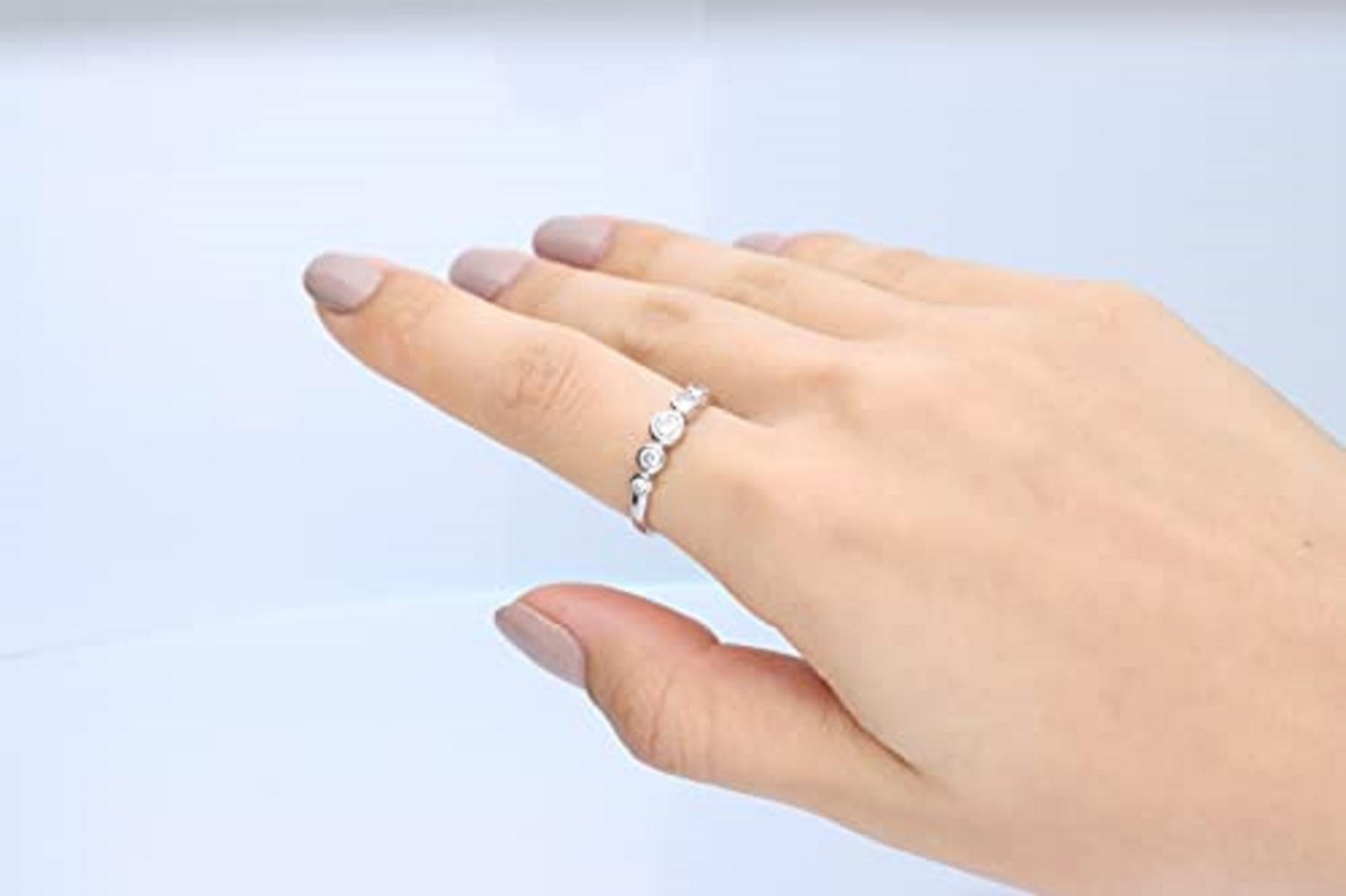 Schmücken Sie sich mit Eleganz mit diesem Ring aus 14-karätigem Weißgold von Gin & Grace. Dieser Ring besteht aus Diamanten im Rundschliff (5 Stück) 0,42 Karat. Dieser Ring wiegt 2,22 Gramm. Dieser zarte Ring ist auf Hochglanz poliert.