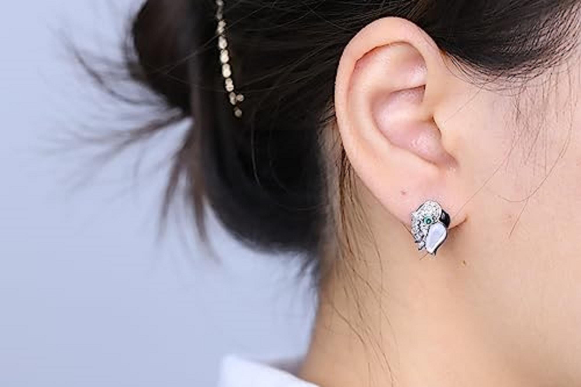 Schmücken Sie sich mit Eleganz mit diesem Ohrring aus 14-karätigem Weißgold von Gin & Grace. Dieser Ohrring besteht aus einem 2,5 mm großen Smaragd im Rundschliff (2 Stück) mit 0,13 Karat, Perlmutt rosa frei (2 Stück) mit 2,17 Karat, Onyx frei (2