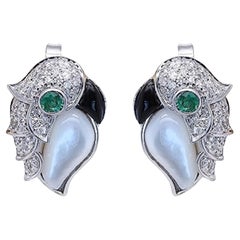 Gin & Grace, boucles d'oreilles en or blanc 14 carats, émeraude de Zambie, nacre et onyx